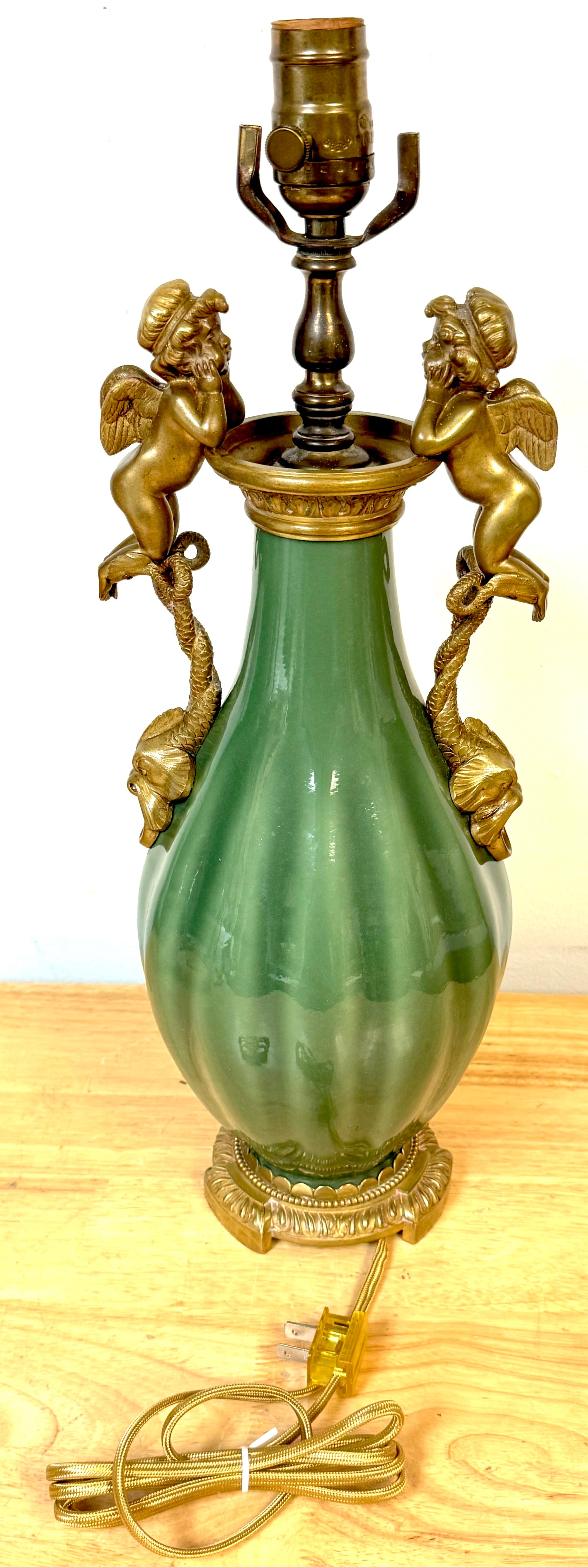 Porcelaine A.C.I.C. Vase chinois en céladon, monté en bronze doré, à motif de putti, transformé en lampe. en vente