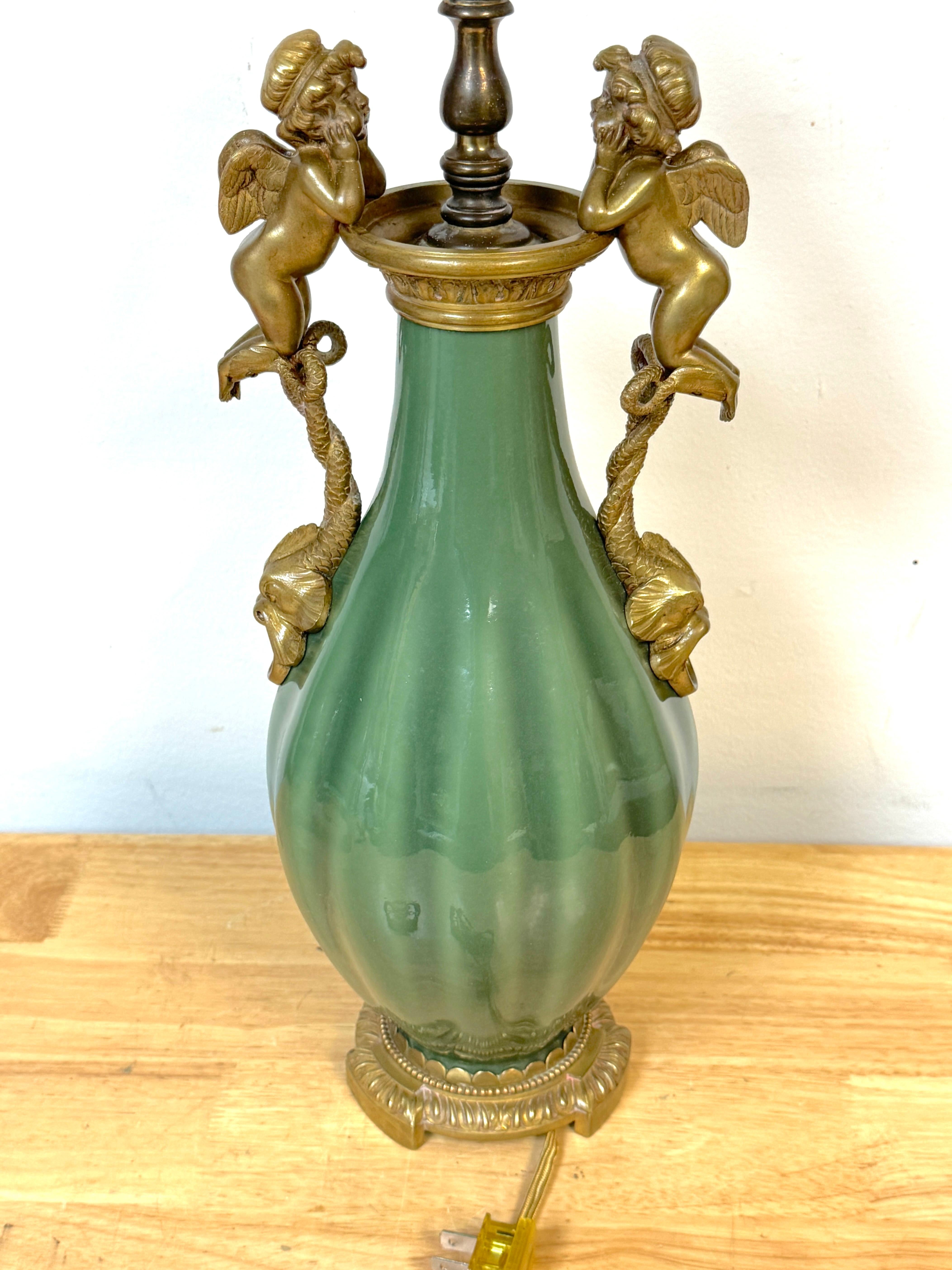 A.C.I.C. Vase chinois en céladon, monté en bronze doré, à motif de putti, transformé en lampe. en vente 1
