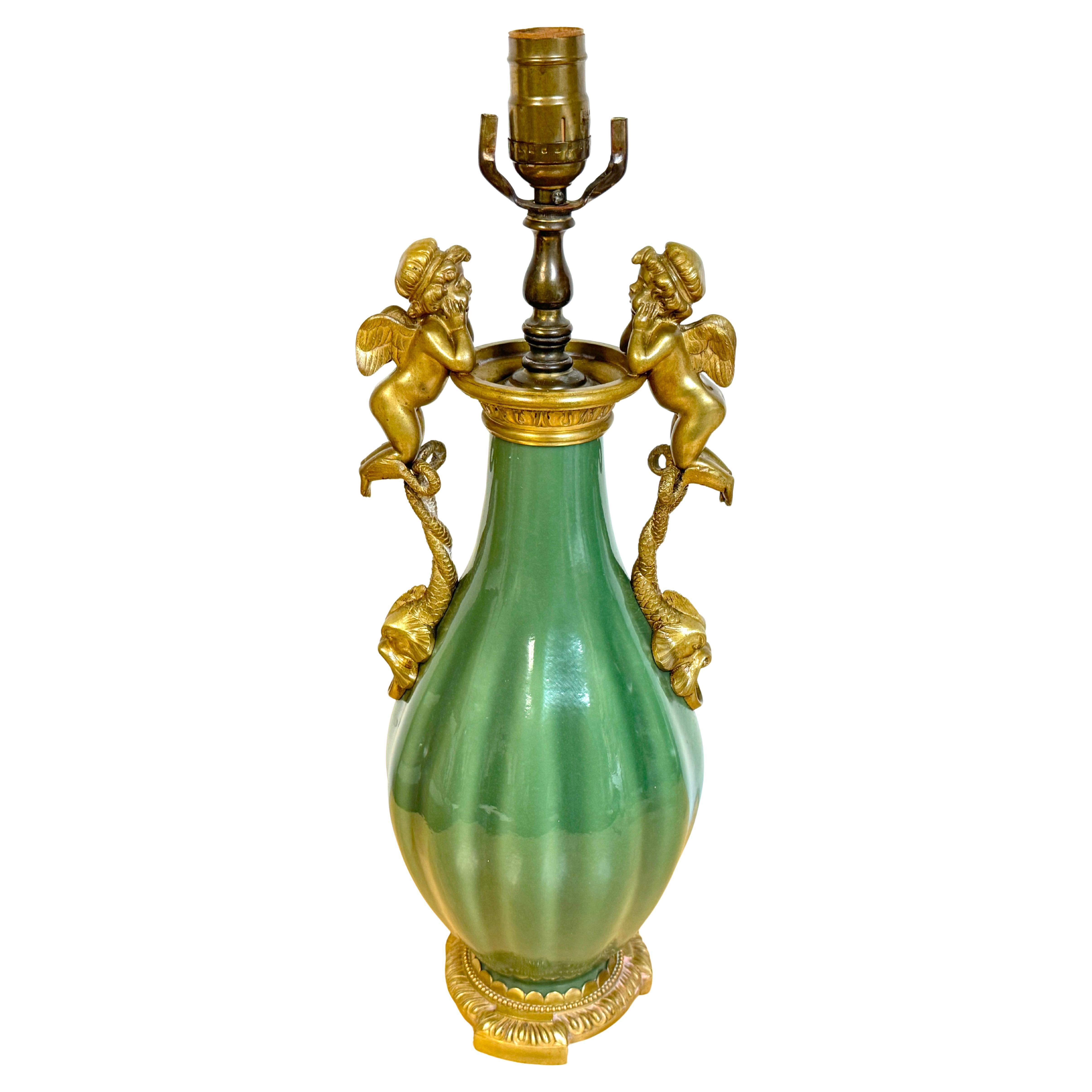 A.C.I.C. Vase chinois en céladon, monté en bronze doré, à motif de putti, transformé en lampe.