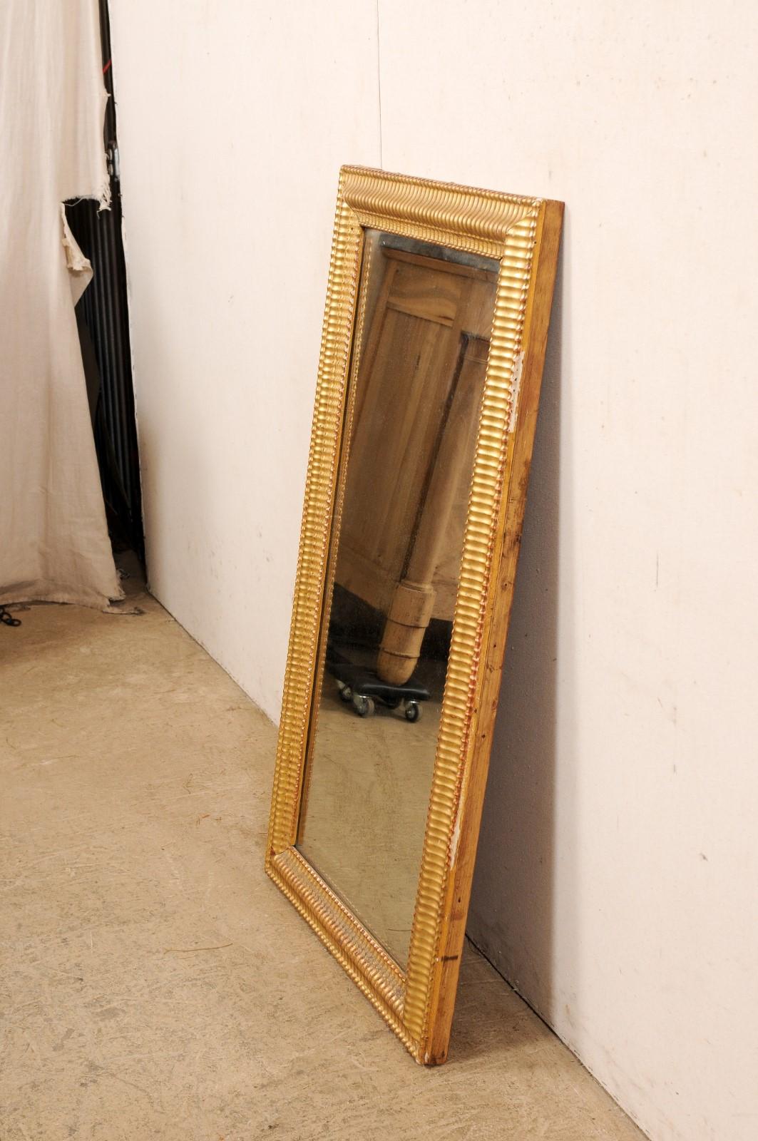 Französischer rechteckiger, geschnitzter und vergoldeter Holzspiegel aus dem 19. im Angebot 5