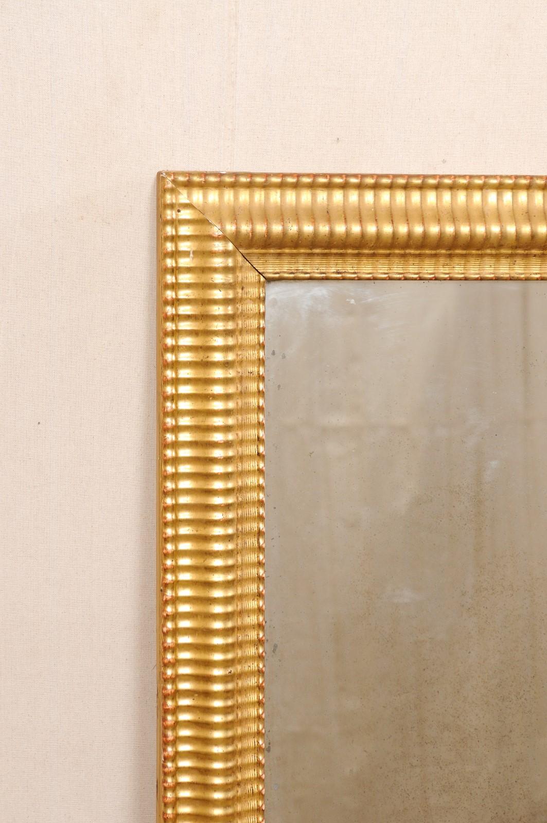 Französischer rechteckiger, geschnitzter und vergoldeter Holzspiegel aus dem 19. im Angebot 1