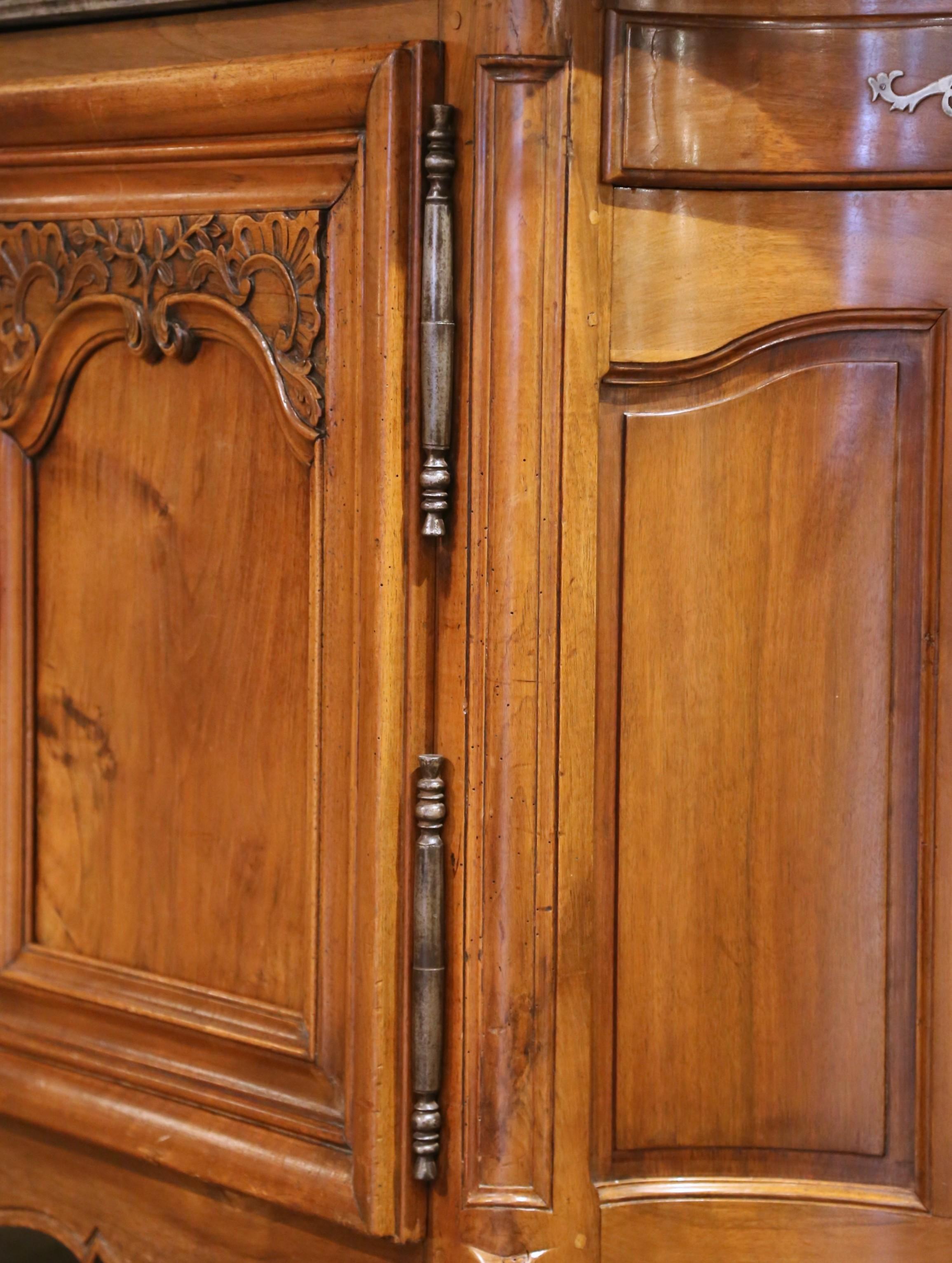 Enfilada francesa de tres puertas con cajones y tapa de mármol de nogal tallado Régence del S. XIX en venta 2
