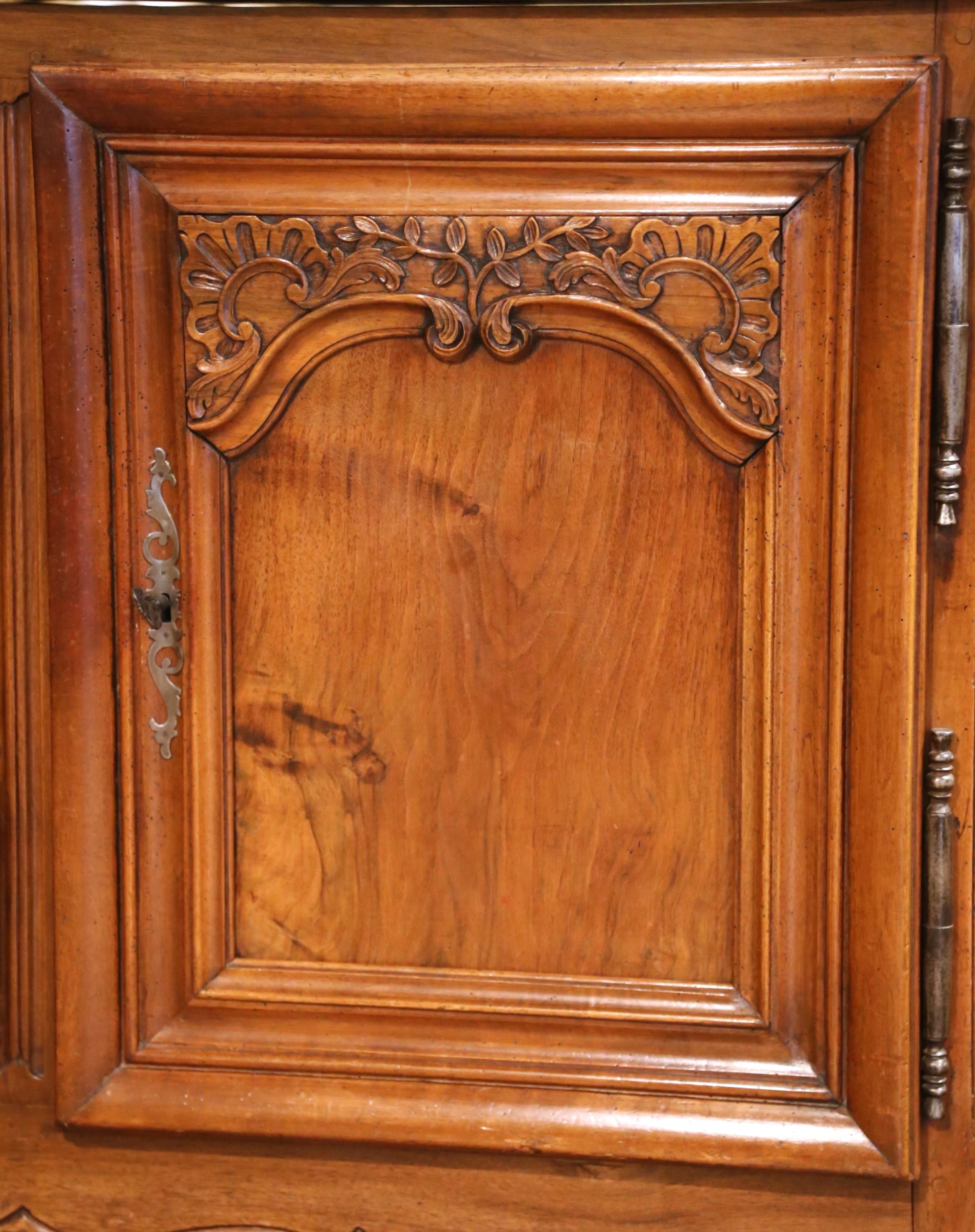 Enfilada francesa de tres puertas con cajones y tapa de mármol de nogal tallado Régence del S. XIX en venta 4