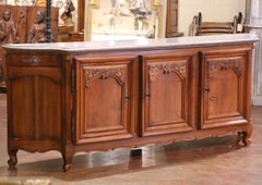 Enfilade à trois portes et tiroirs en noyer sculpté de la Régence française du 19e C.