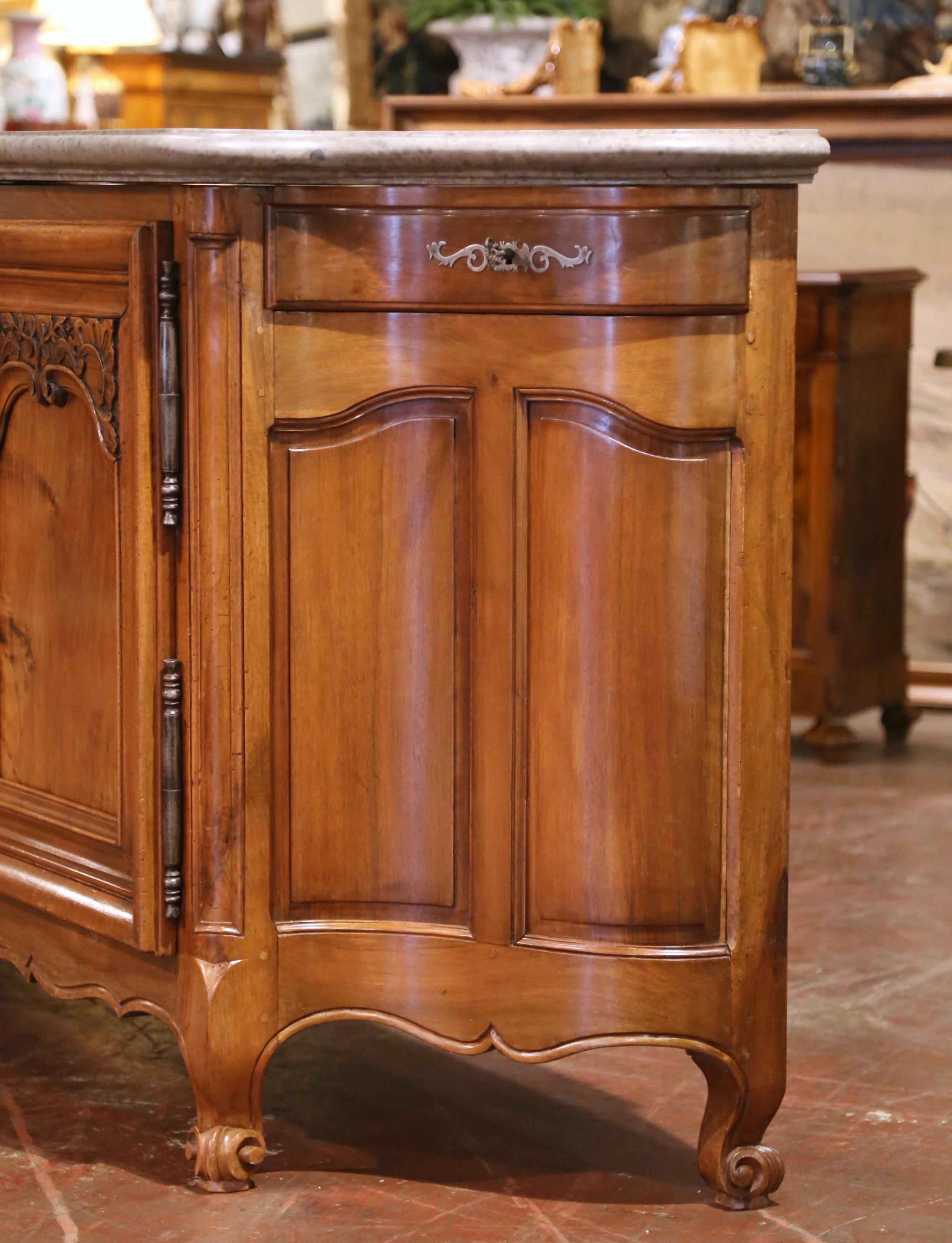 Enfilada francesa de tres puertas con cajones y tapa de mármol de nogal tallado Régence del S. XIX en Excelente estado para la venta en Dallas, TX
