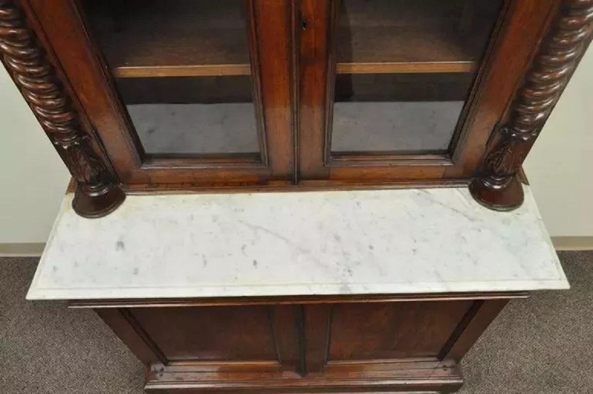 Mobile libreria buffet con piano in marmo in noce intagliato del XIX secolo francese A.I.C. In condizioni buone in vendita a Philadelphia, PA