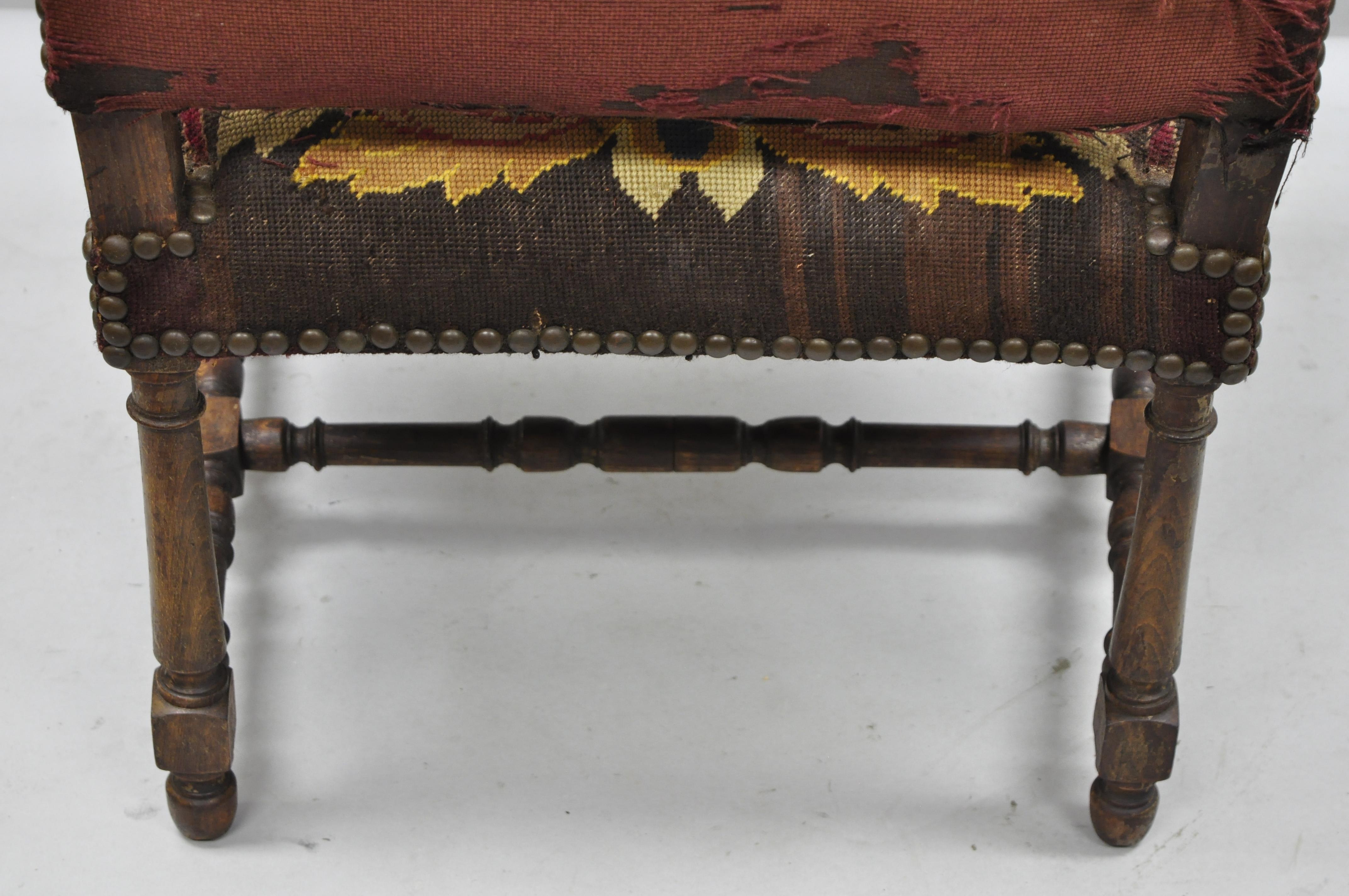 French Renaissance - Fauteuil trône en noyer sculpté et tapissé à l'aiguille en vente 3