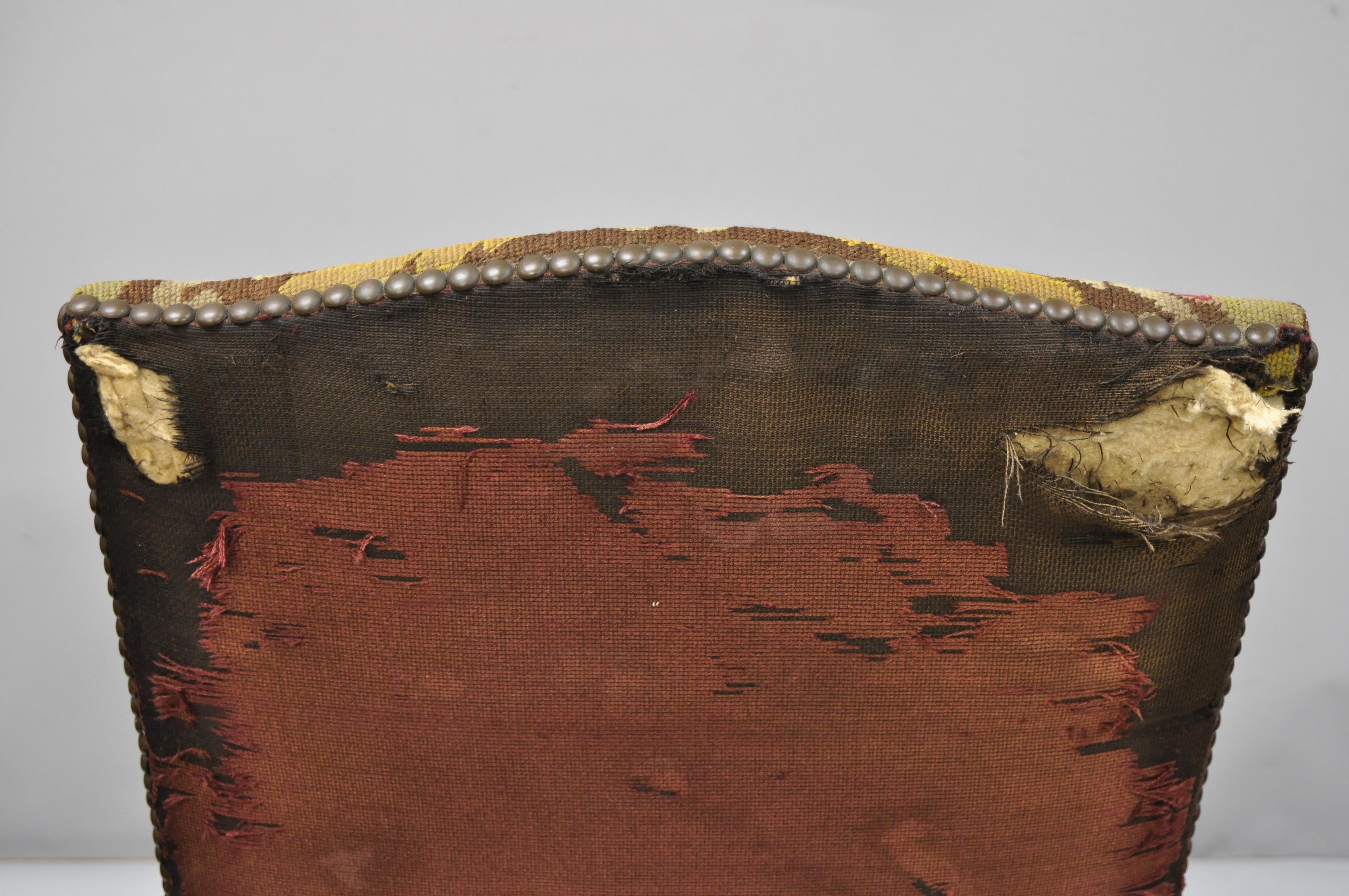 Tissu French Renaissance - Fauteuil trône en noyer sculpté et tapissé à l'aiguille en vente