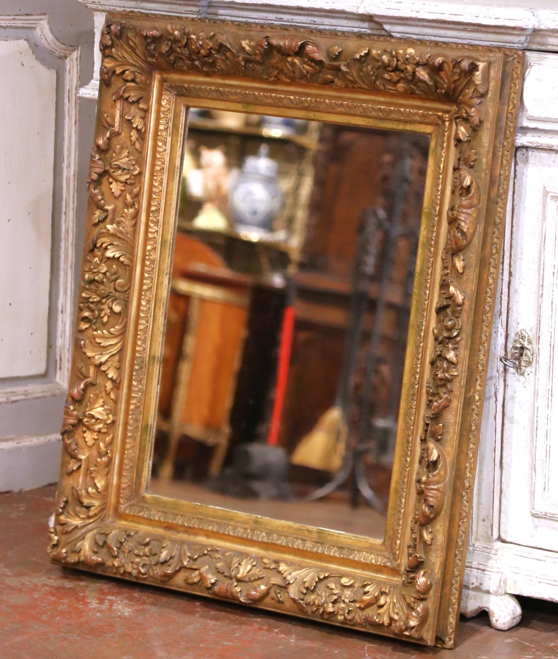 Ce miroir français du XIXe siècle est fabriqué dans le style Louis XV Rococo, avec un cadre en bois doré richement sculpté qui met en valeur l'élégance et la fluidité de l'époque. L'entourage est décoré de feuilles d'acanthe enroulées, de gerbes de