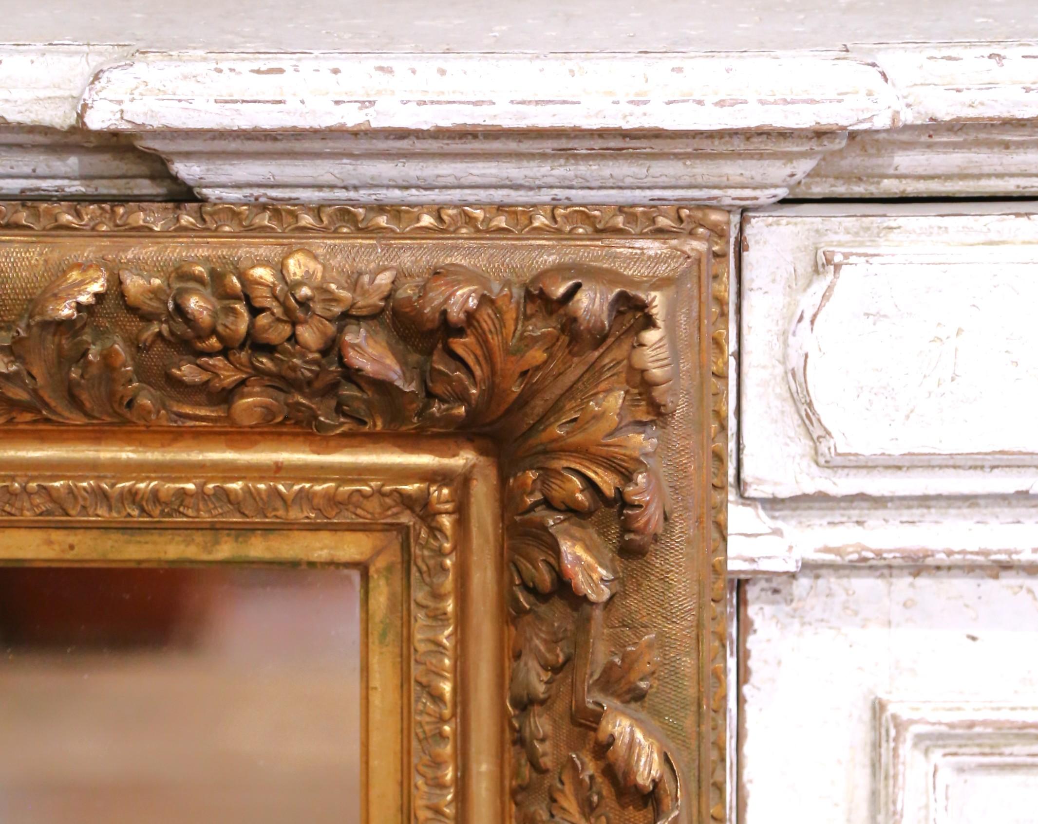 Français French C.I.C. Rococo Giltwood Mirror with Carved Floral and Foliate Motifs (Miroir en bois doré rococo français avec motifs floraux et feuillus sculptés) en vente
