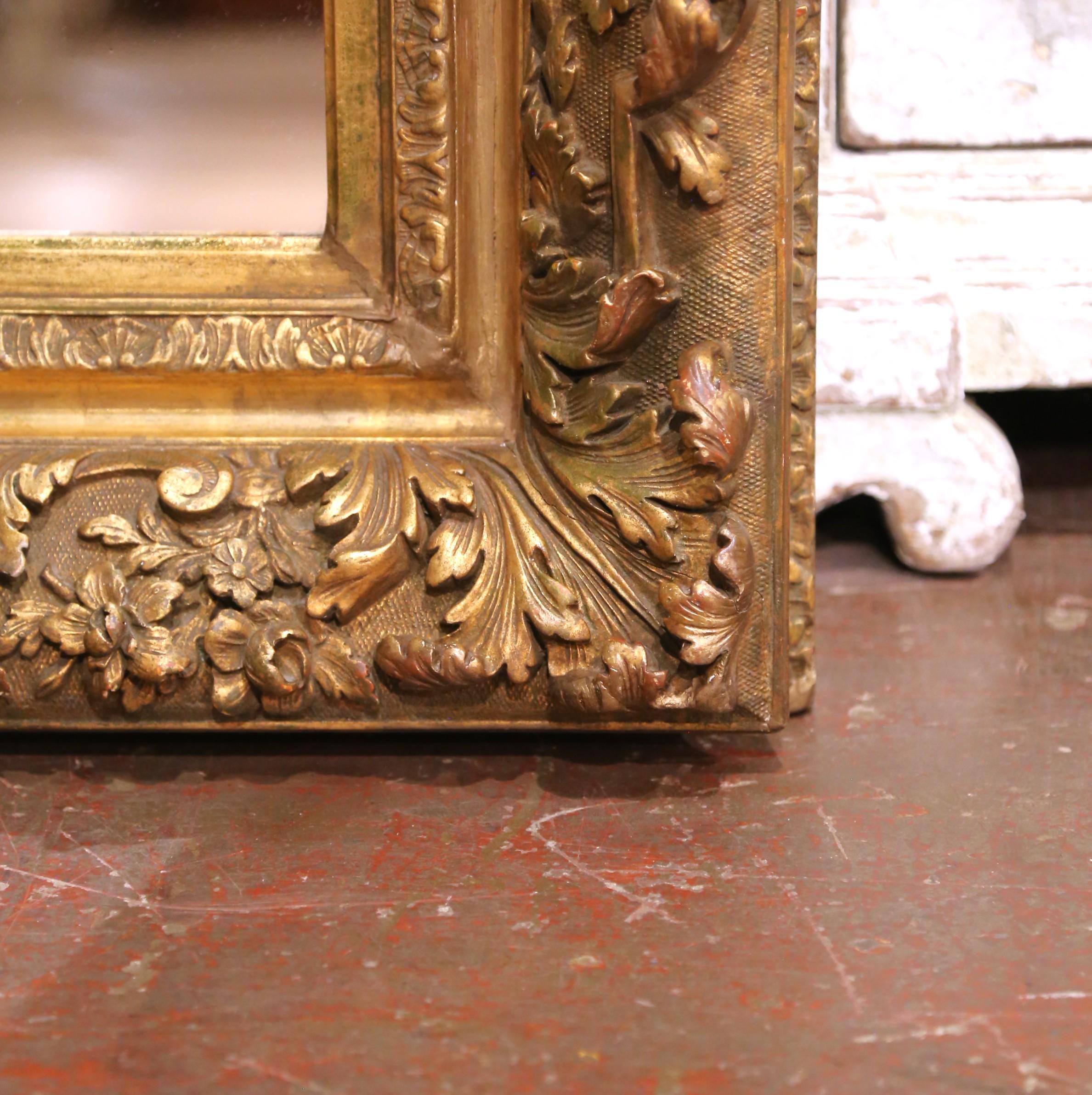 Sculpté à la main French C.I.C. Rococo Giltwood Mirror with Carved Floral and Foliate Motifs (Miroir en bois doré rococo français avec motifs floraux et feuillus sculptés) en vente