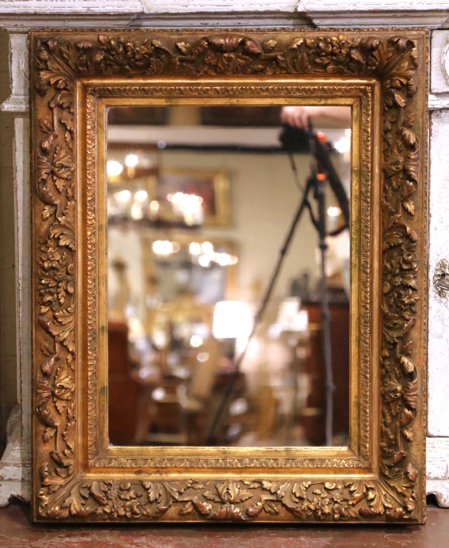 French C.I.C. Rococo Giltwood Mirror with Carved Floral and Foliate Motifs (Miroir en bois doré rococo français avec motifs floraux et feuillus sculptés) Excellent état - En vente à Dallas, TX