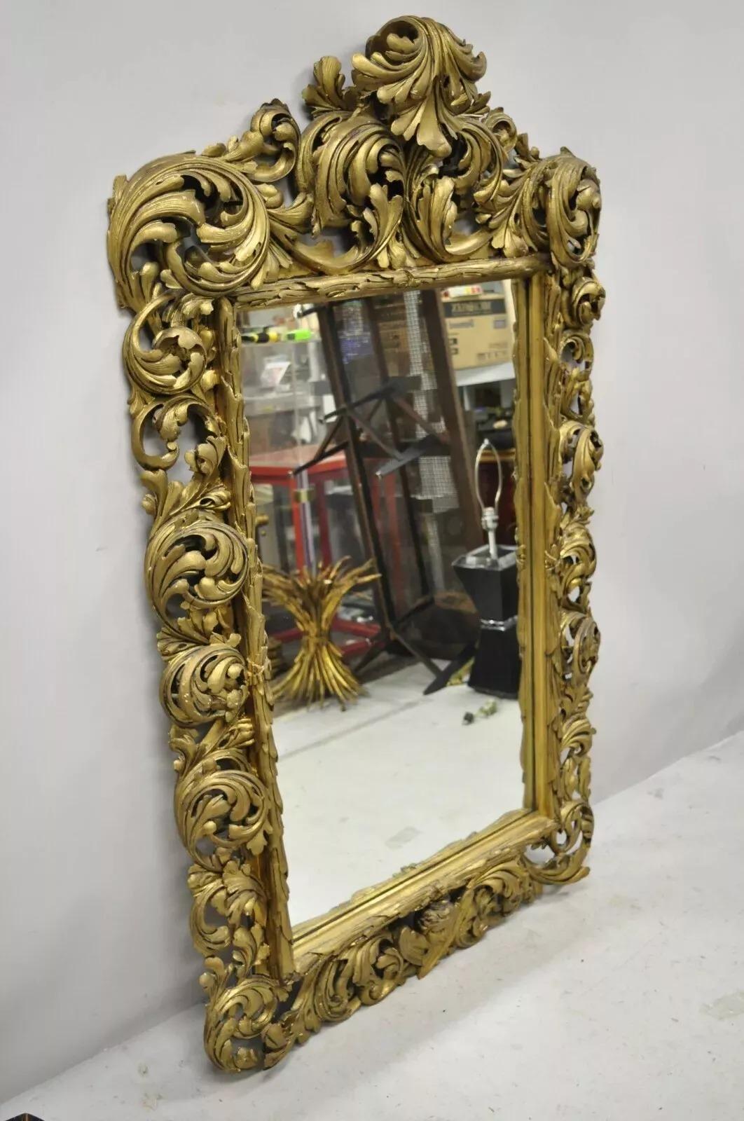 A.I.C. Cendrier Rococo français en bois doré sculpté en relief de feuilles d'acanthe. L'objet présente un cadre en bois sculpté à la main et percé de feuilles d'acanthe, avec une finition dorée et vieillie, un très bel objet ancien. Vers la fin du
