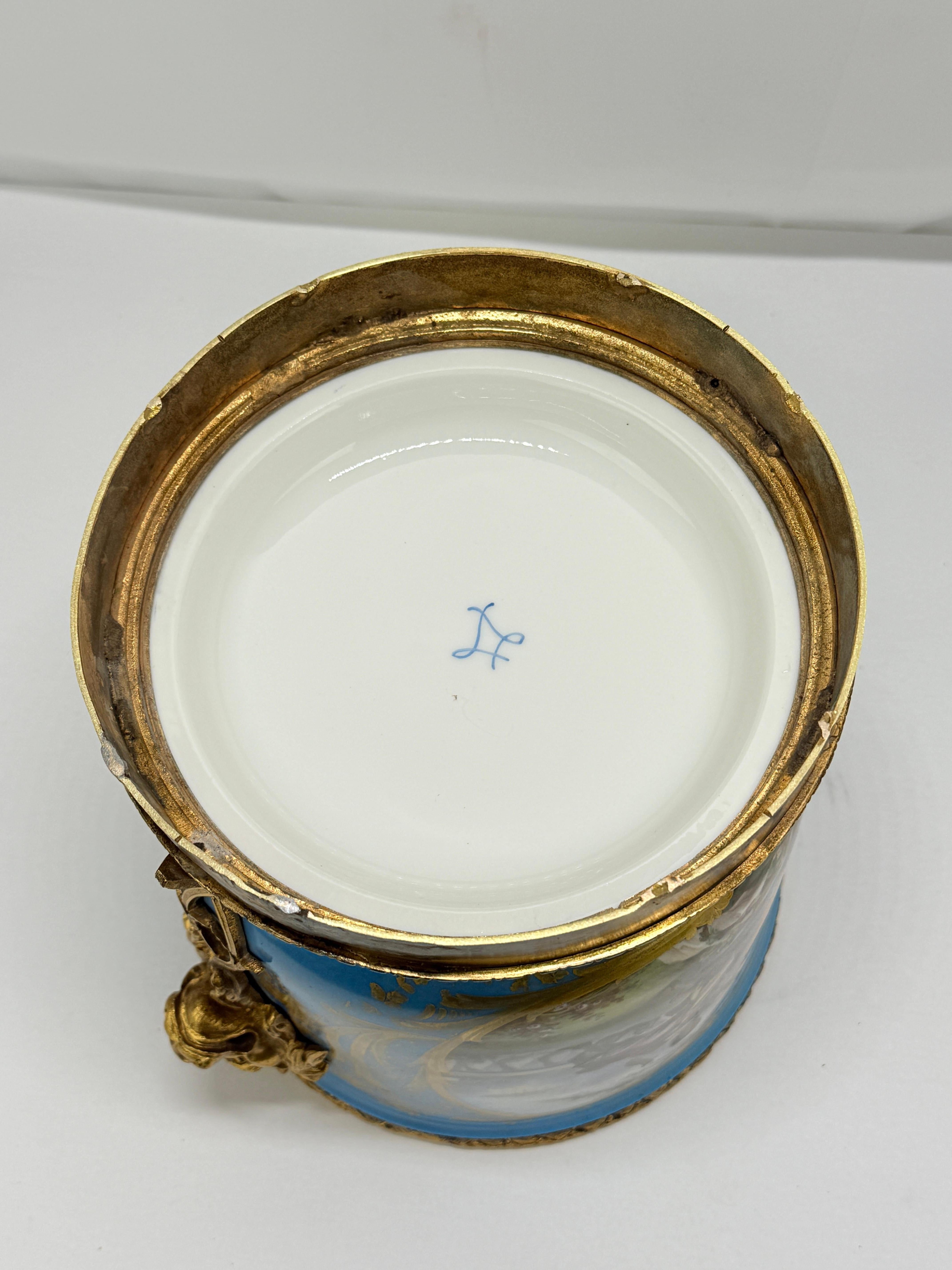 Cachepot in porcellana francese del XIX secolo in stile Sèvres con leoni in bronzo dorato in vendita 4