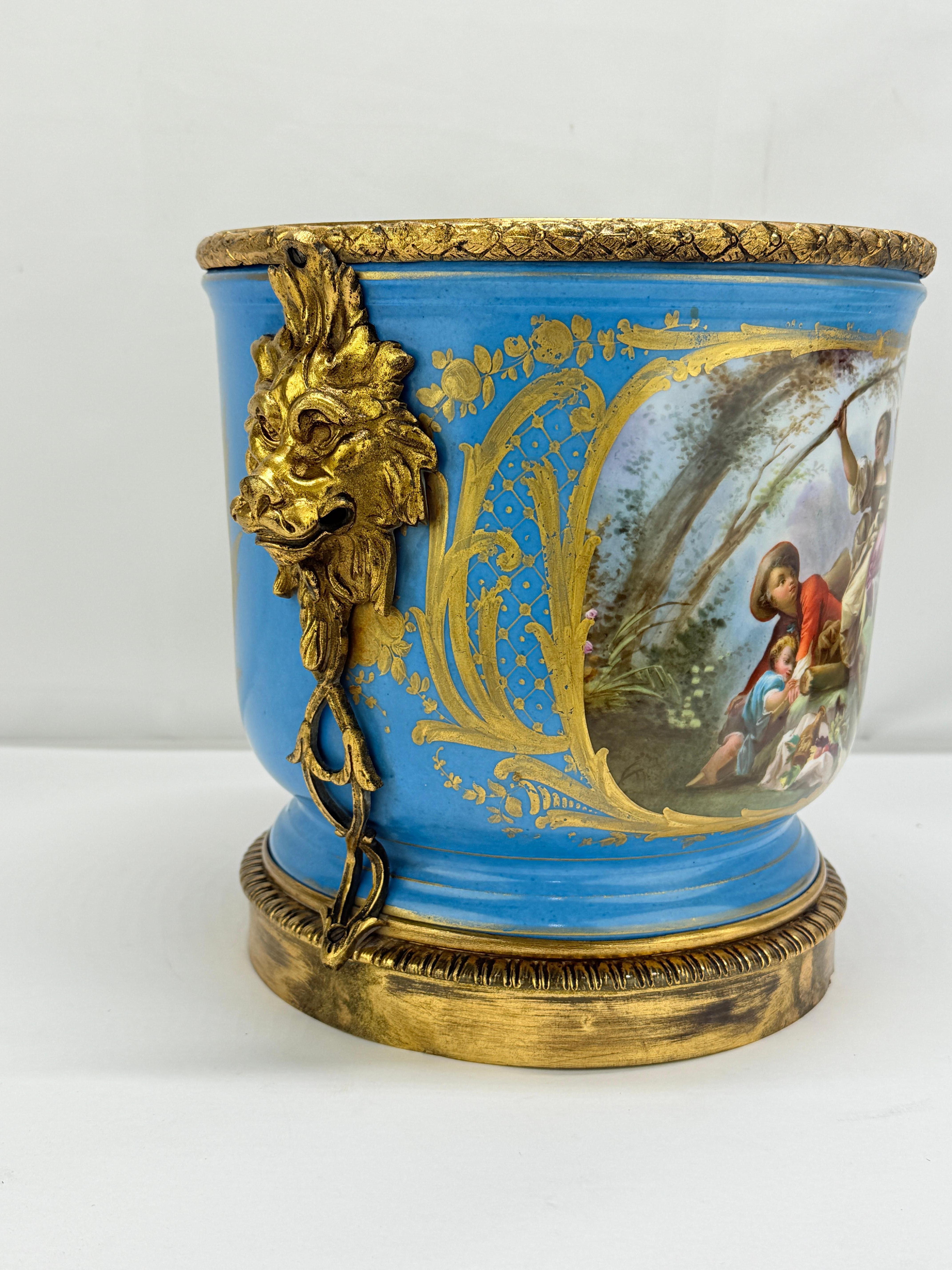 Rococò Cachepot in porcellana francese del XIX secolo in stile Sèvres con leoni in bronzo dorato in vendita