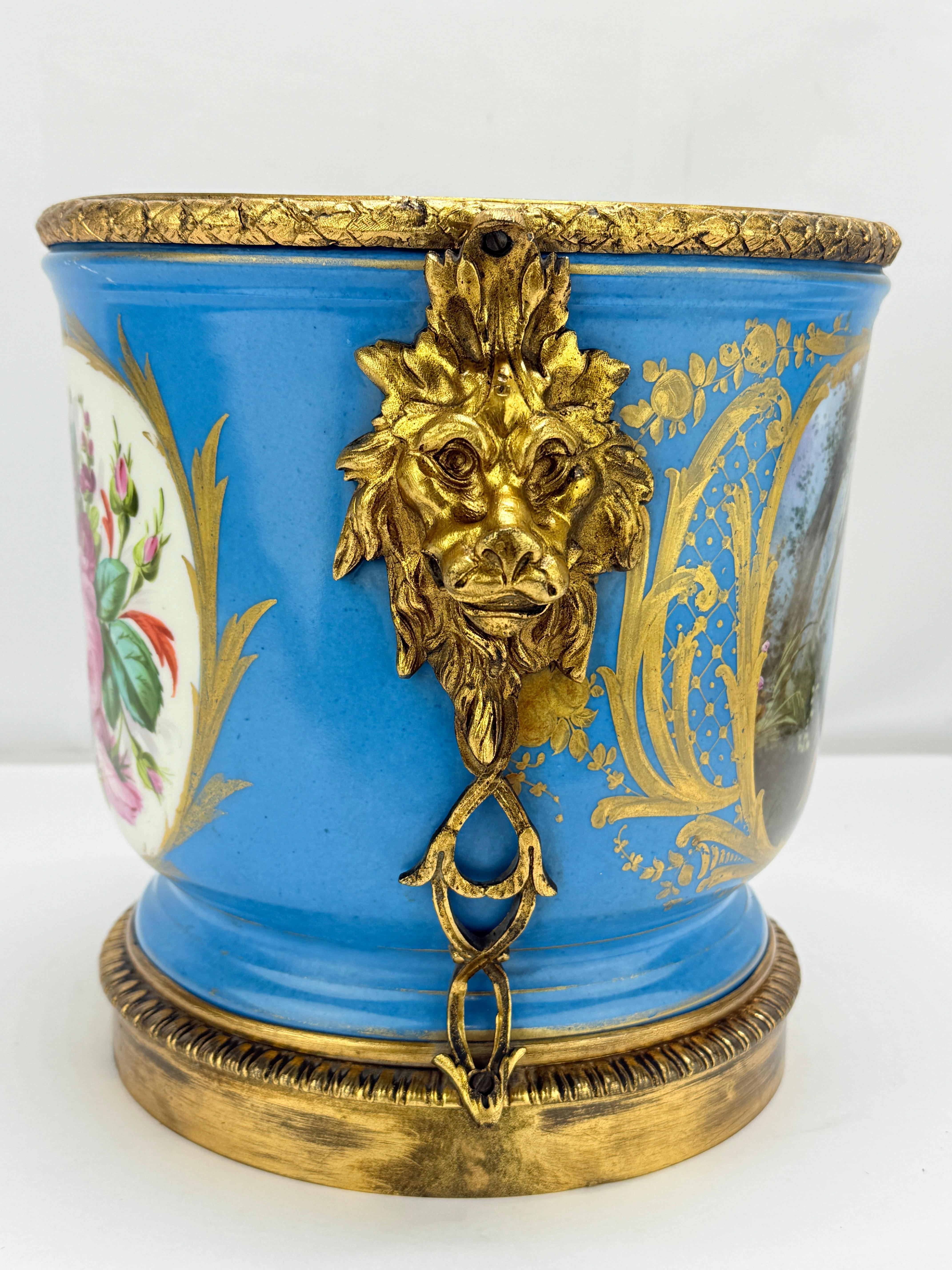 Francese Cachepot in porcellana francese del XIX secolo in stile Sèvres con leoni in bronzo dorato in vendita