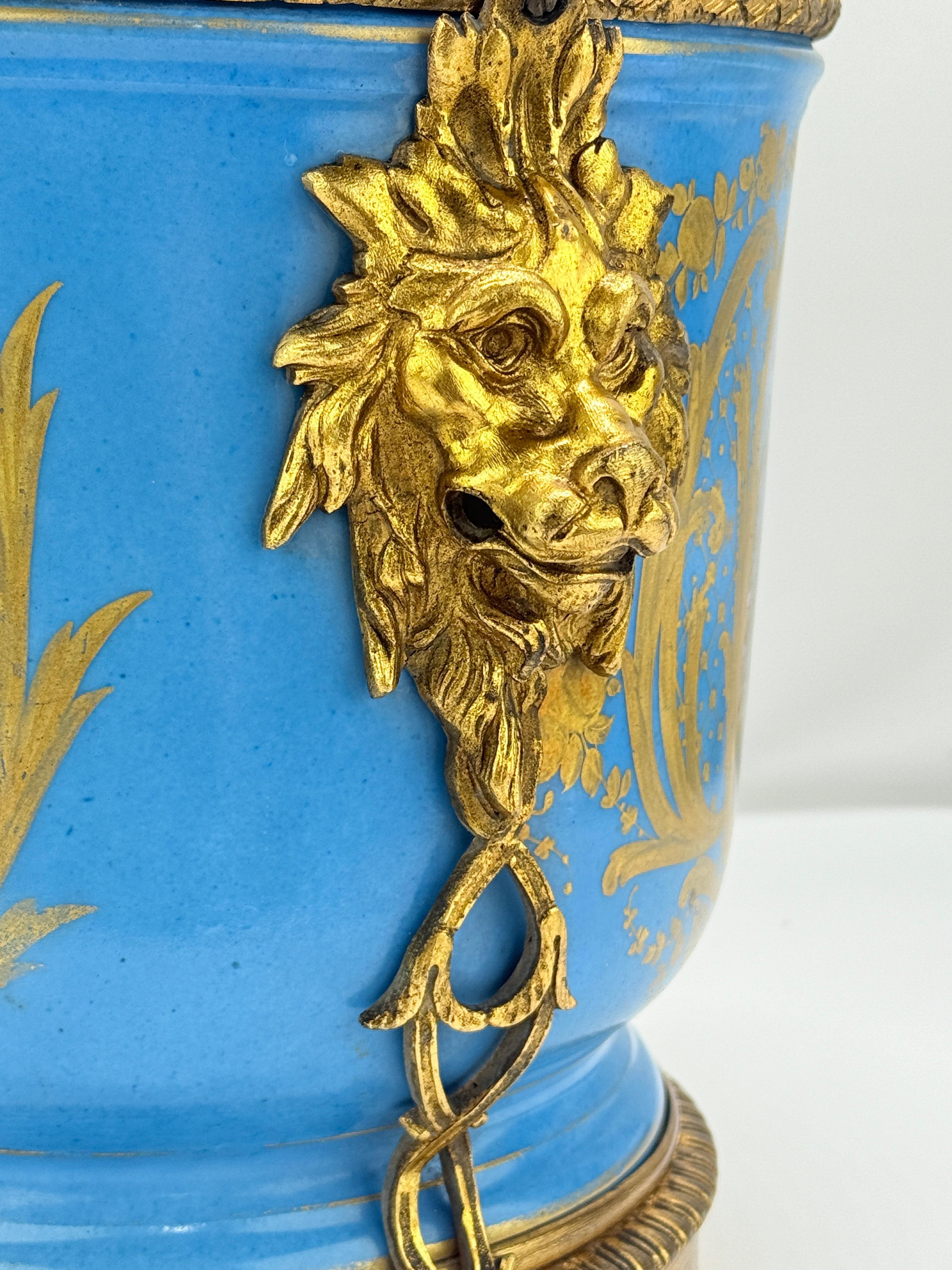 Cachepot in porcellana francese del XIX secolo in stile Sèvres con leoni in bronzo dorato In condizioni buone in vendita a Atlanta, GA