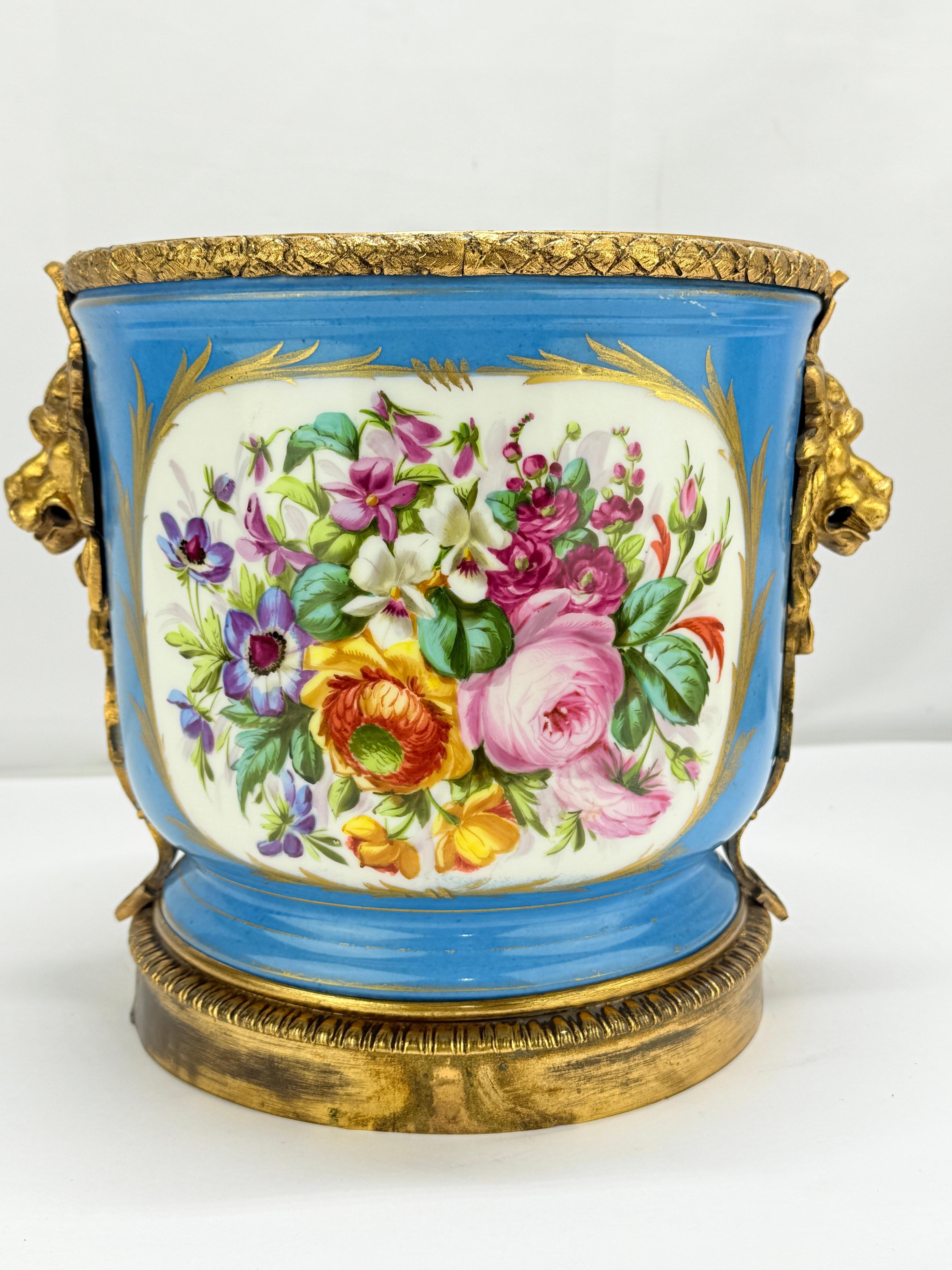 Bronzo Cachepot in porcellana francese del XIX secolo in stile Sèvres con leoni in bronzo dorato in vendita
