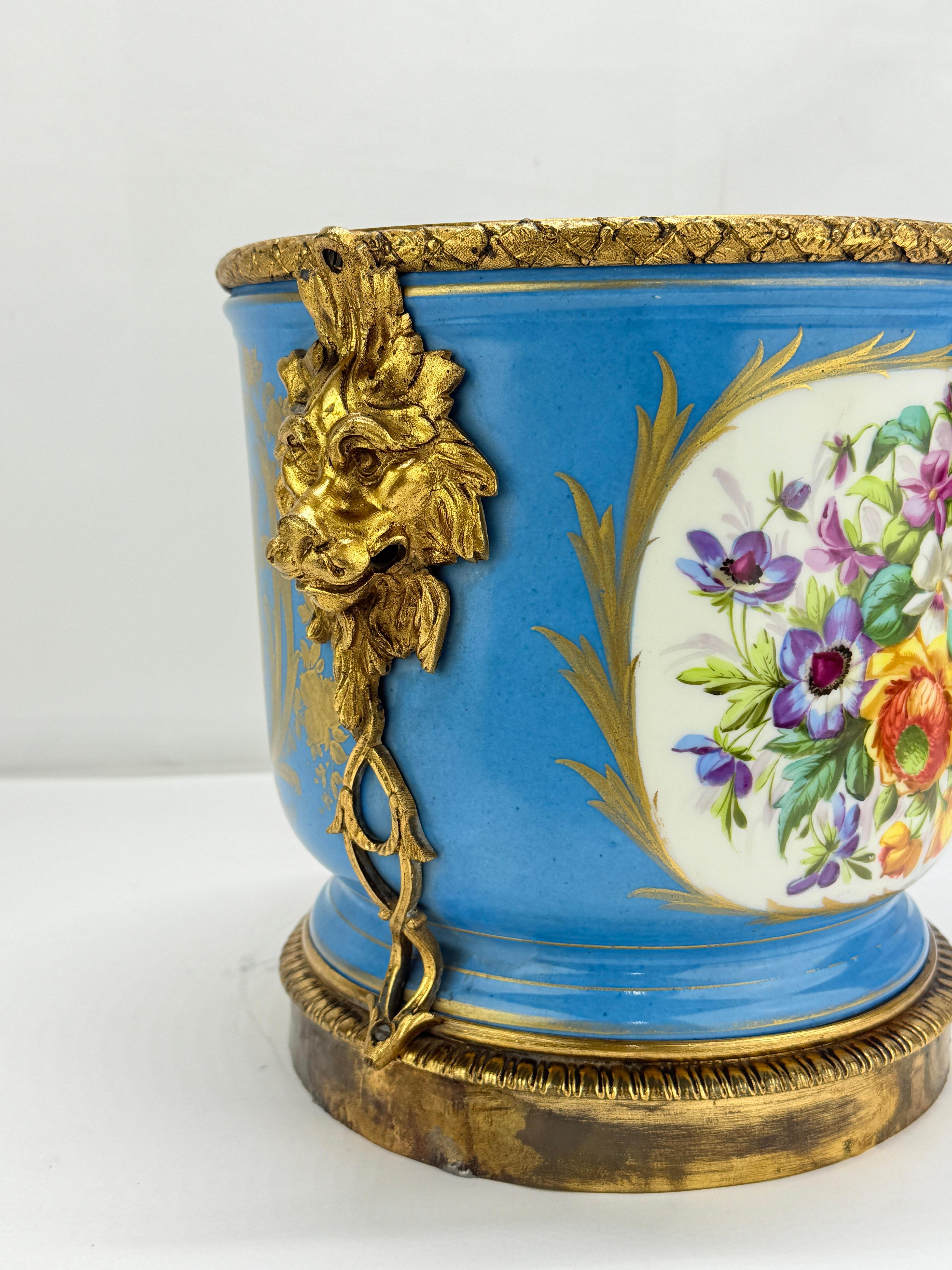 Cachepot in porcellana francese del XIX secolo in stile Sèvres con leoni in bronzo dorato in vendita 1