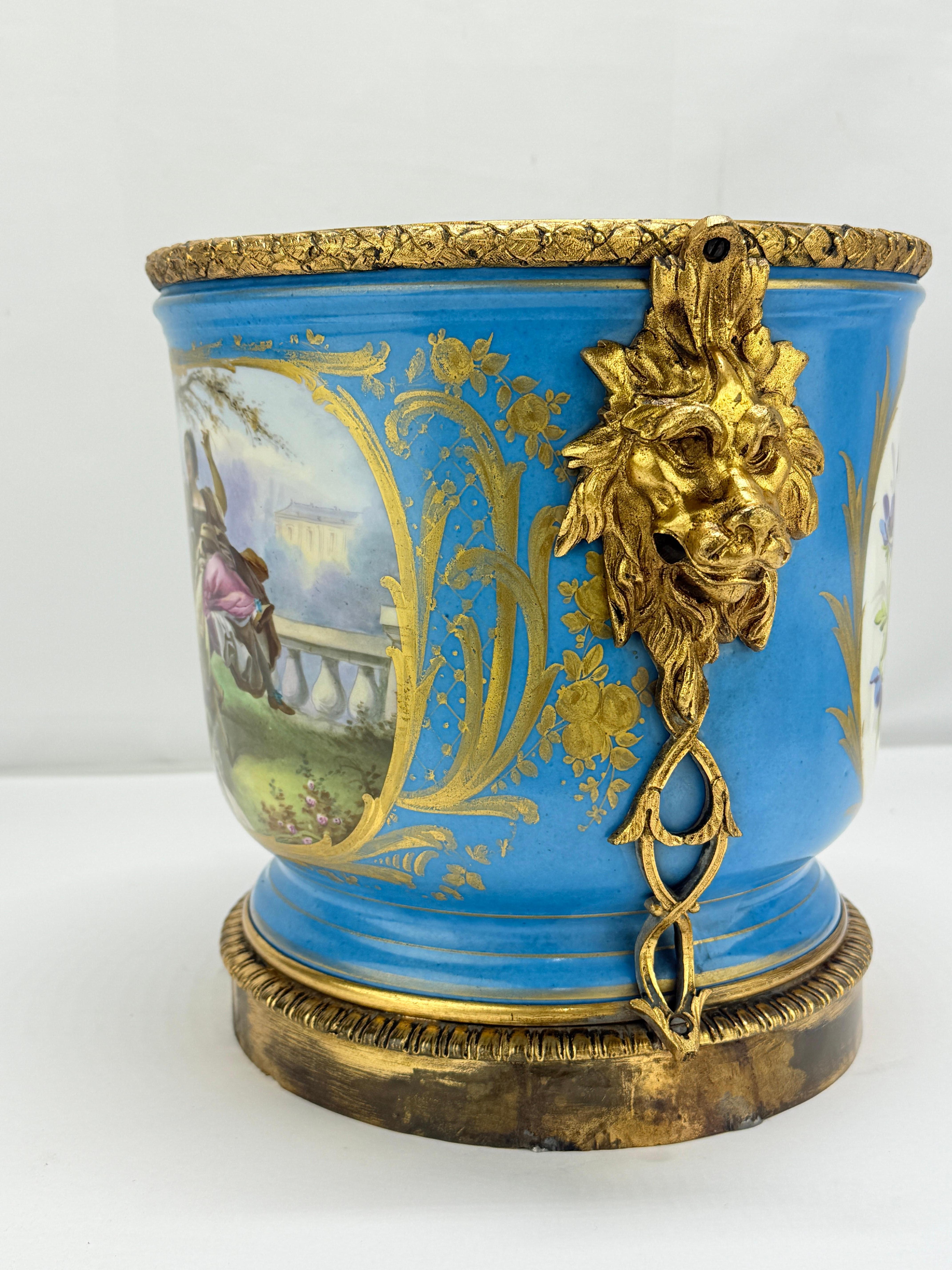 Cachepot in porcellana francese del XIX secolo in stile Sèvres con leoni in bronzo dorato in vendita 2
