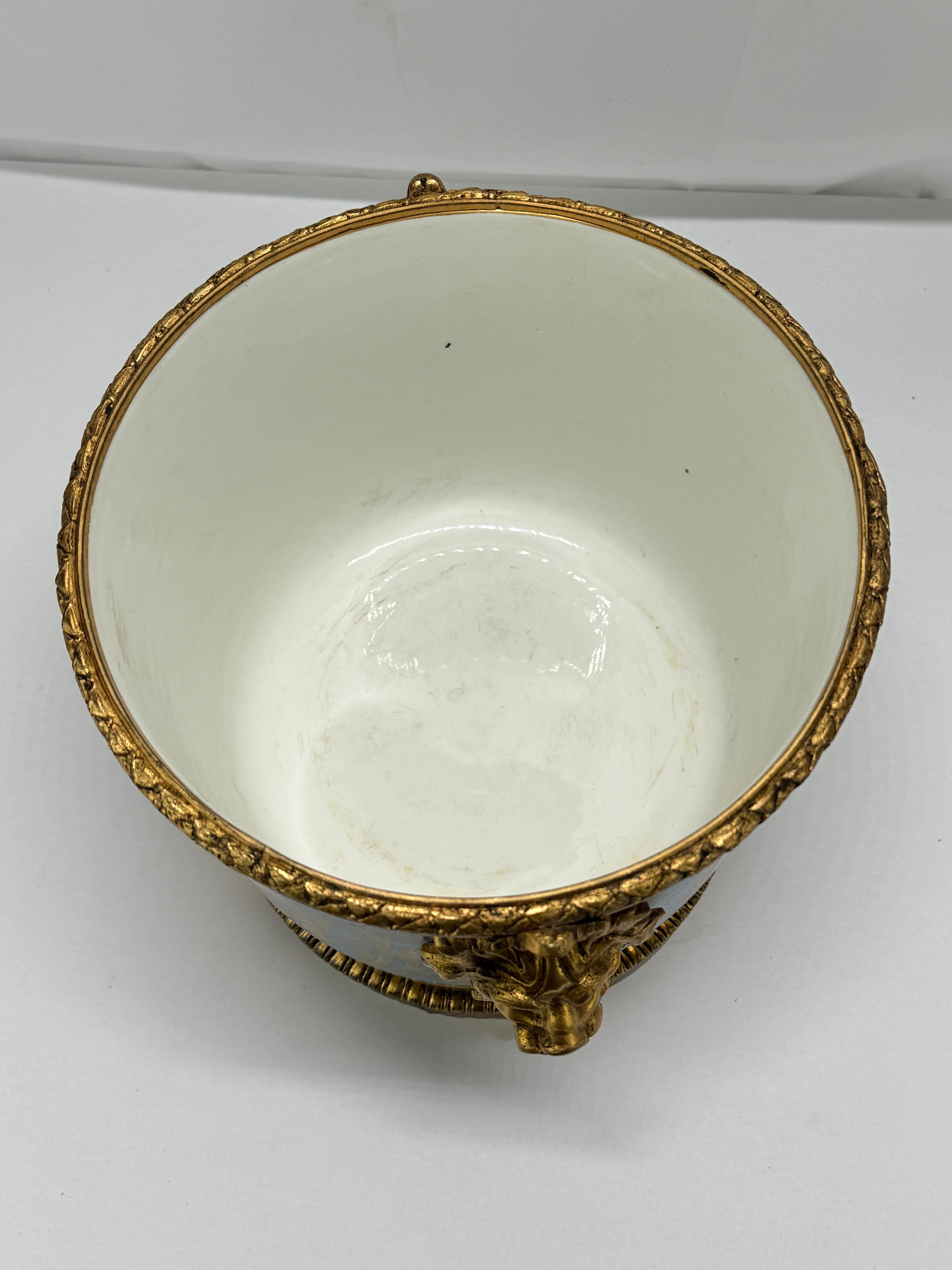 Cachepot in porcellana francese del XIX secolo in stile Sèvres con leoni in bronzo dorato in vendita 3