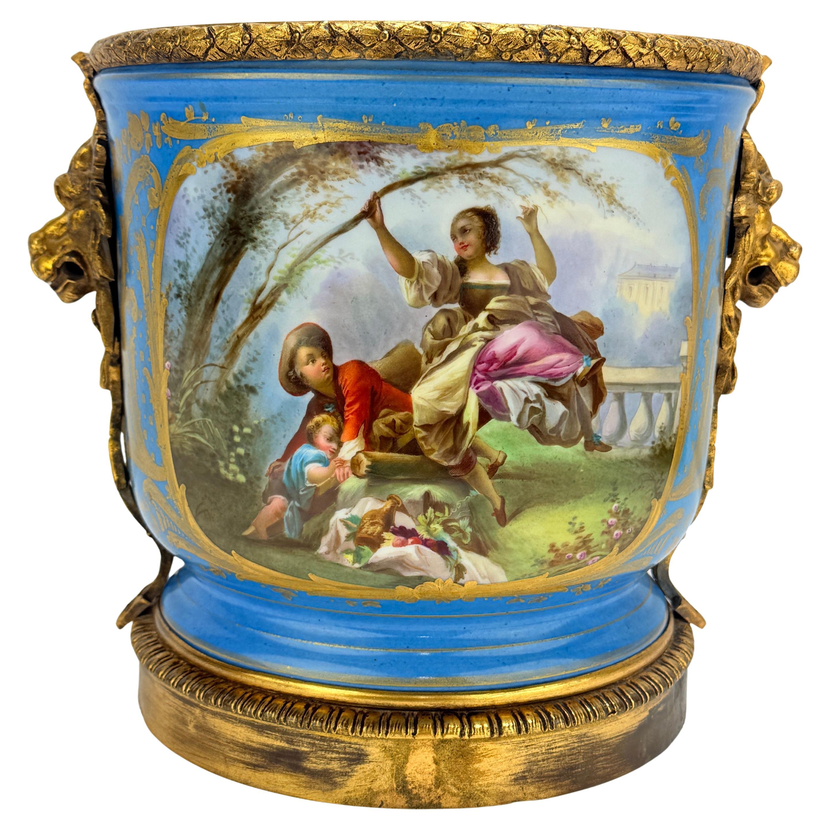 Cachepot in porcellana francese del XIX secolo in stile Sèvres con leoni in bronzo dorato in vendita