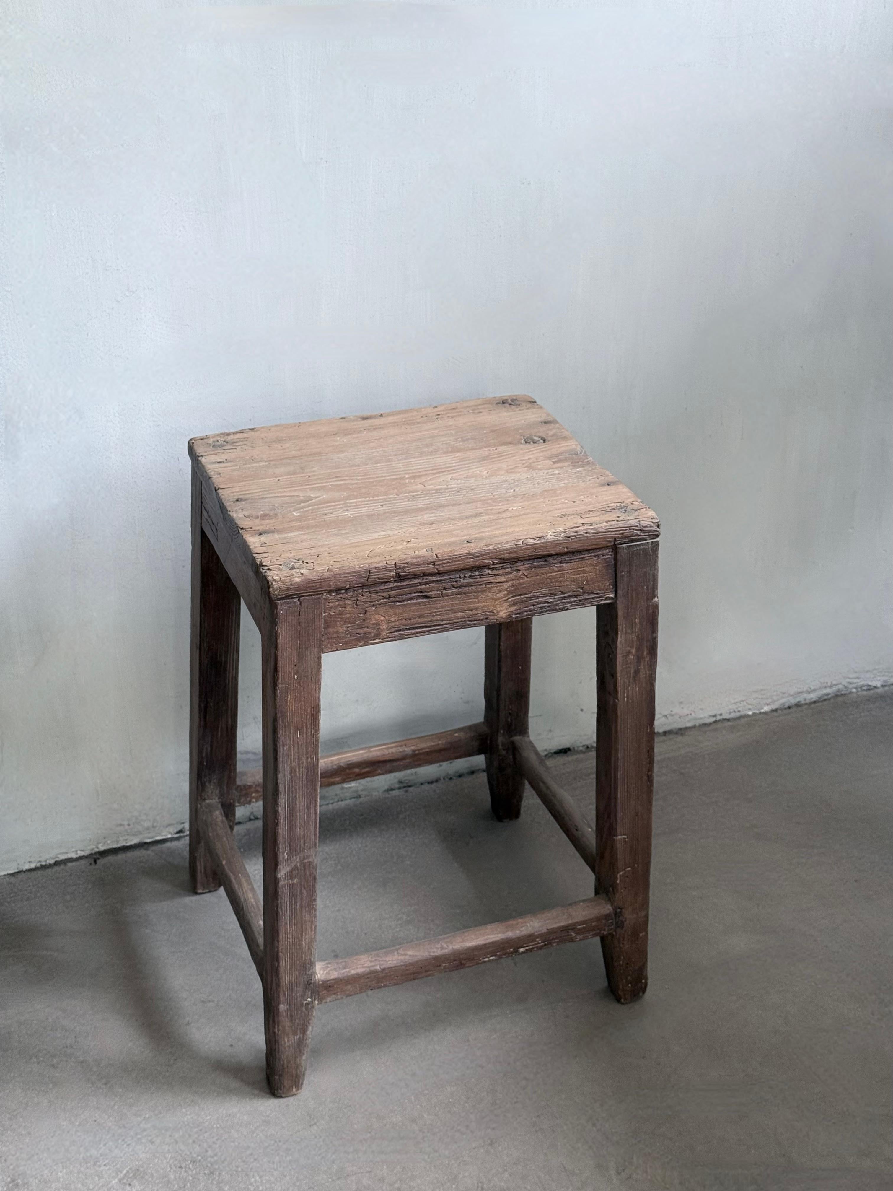 Beistelltisch/Hocker aus dem 19. Jahrhundert.
Schönes verwittertes Eichengestell und Sitz aus Kiefer.

Ein vielseitiges Stück, praktisch für eine Vielzahl von Anwendungen.



Wir versenden sicher in die ganze Welt; fragen Sie nach einem