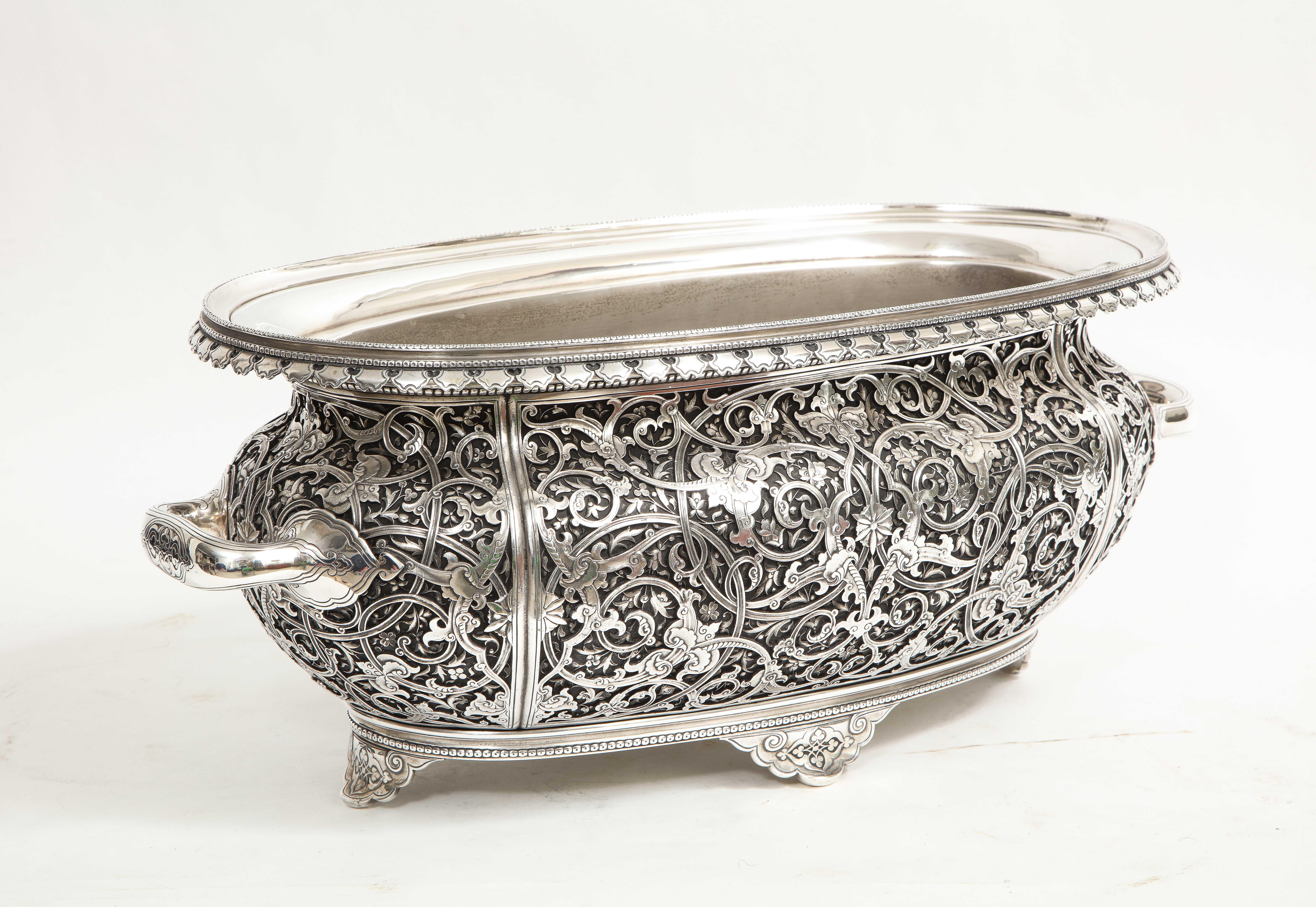 Argenté Centre de table français du 19e siècle en bronze argenté à motif arabesque islamique E Lièvre en vente