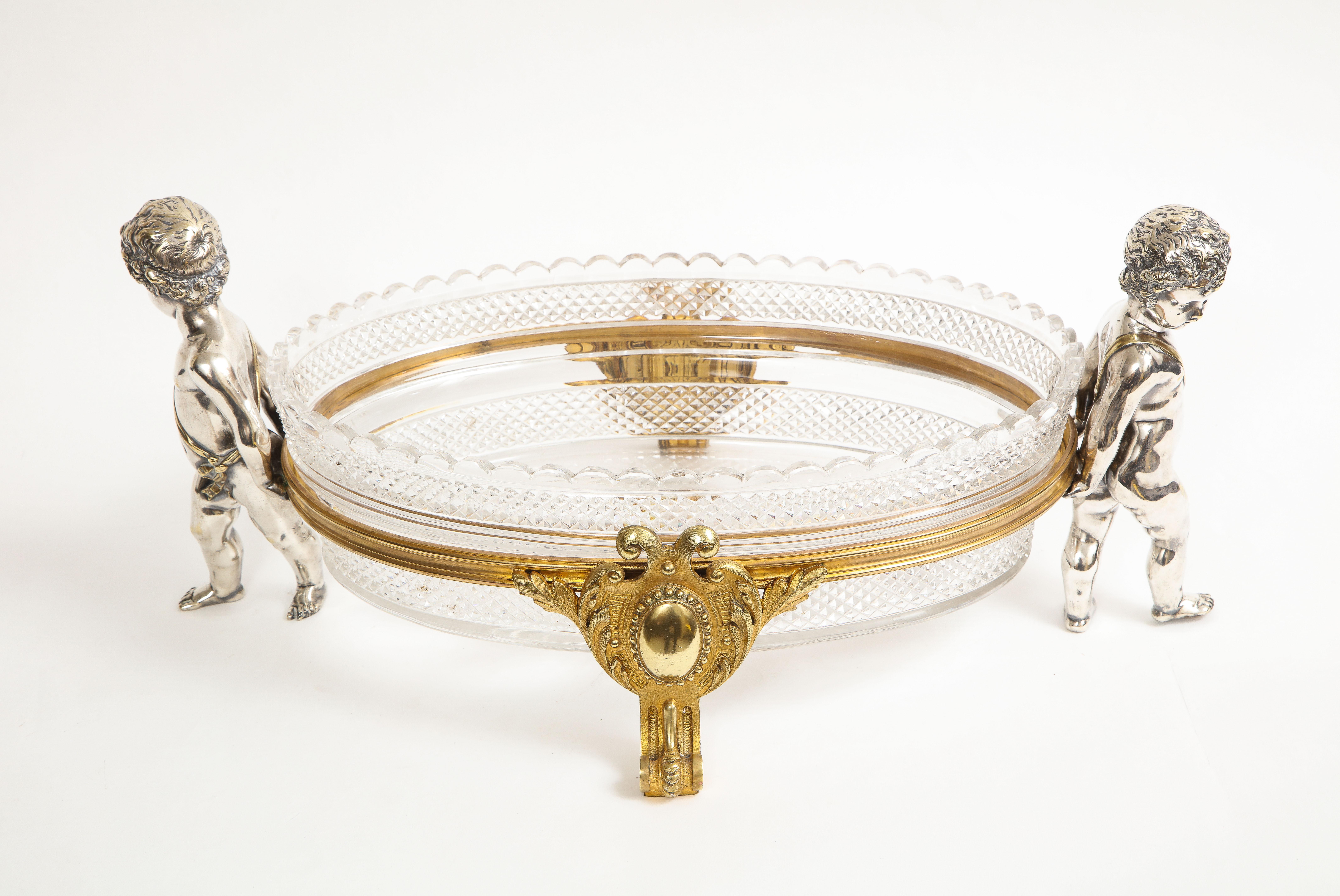Louis XVI Centre de table français en cristal monté sur bronze argenté et doré Putti, Baccarat, années 1800 en vente
