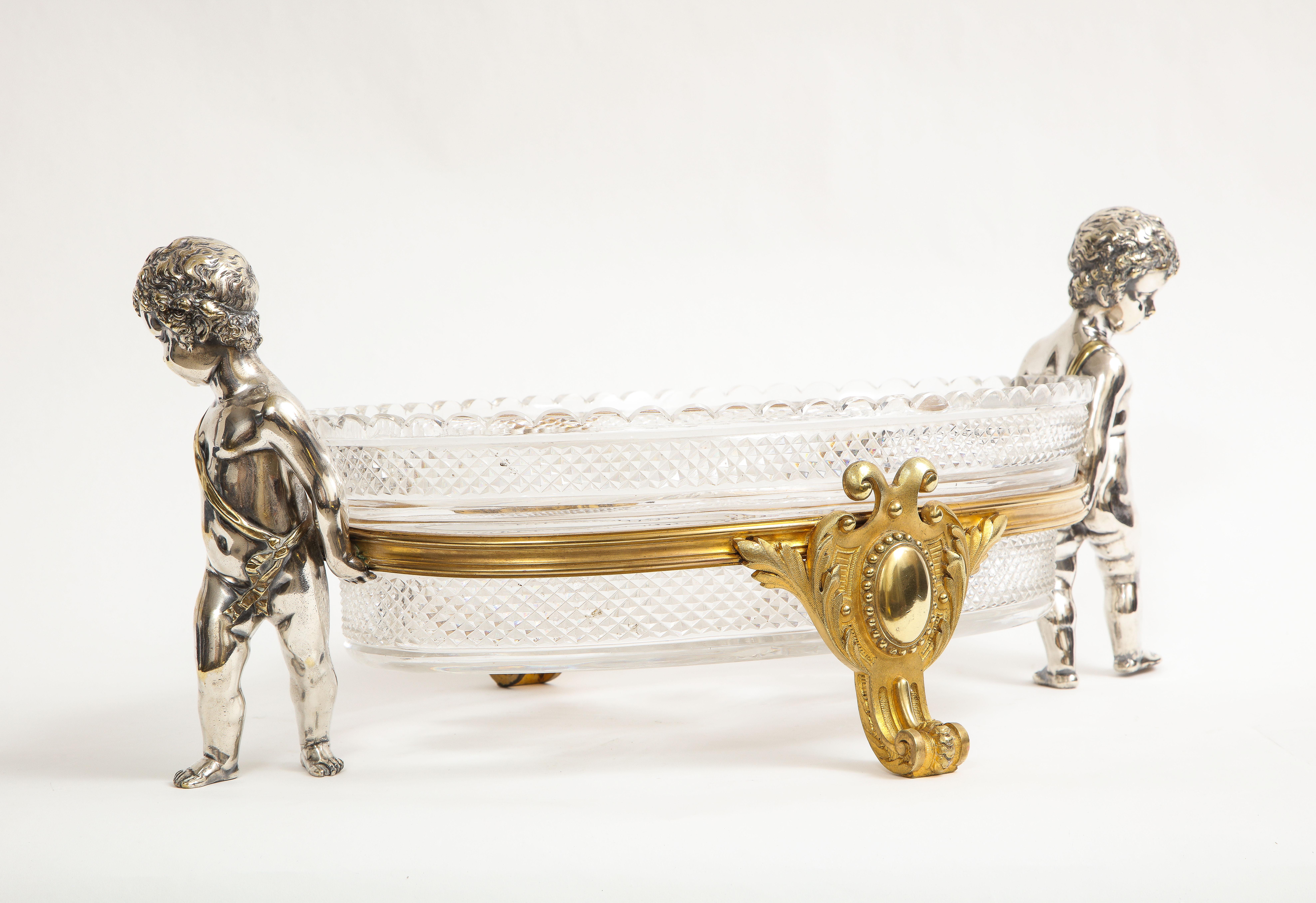 Sculpté à la main Centre de table français en cristal monté sur bronze argenté et doré Putti, Baccarat, années 1800 en vente