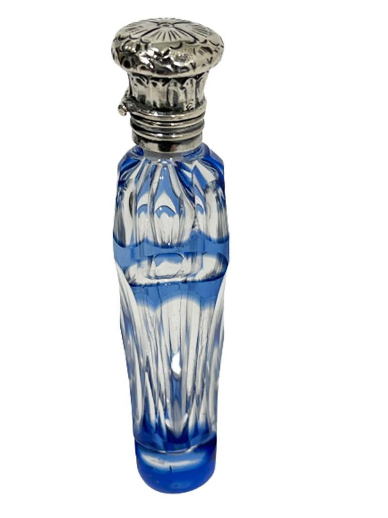 petit flacon de parfum français du 19ème siècle en cristal clair et bleu superposé avec bouchon en argent

Petit flacon de parfum en cristal avec un bouchon en verre et un capuchon en argent.
Les poinçons en argent sont difficiles à lire. La