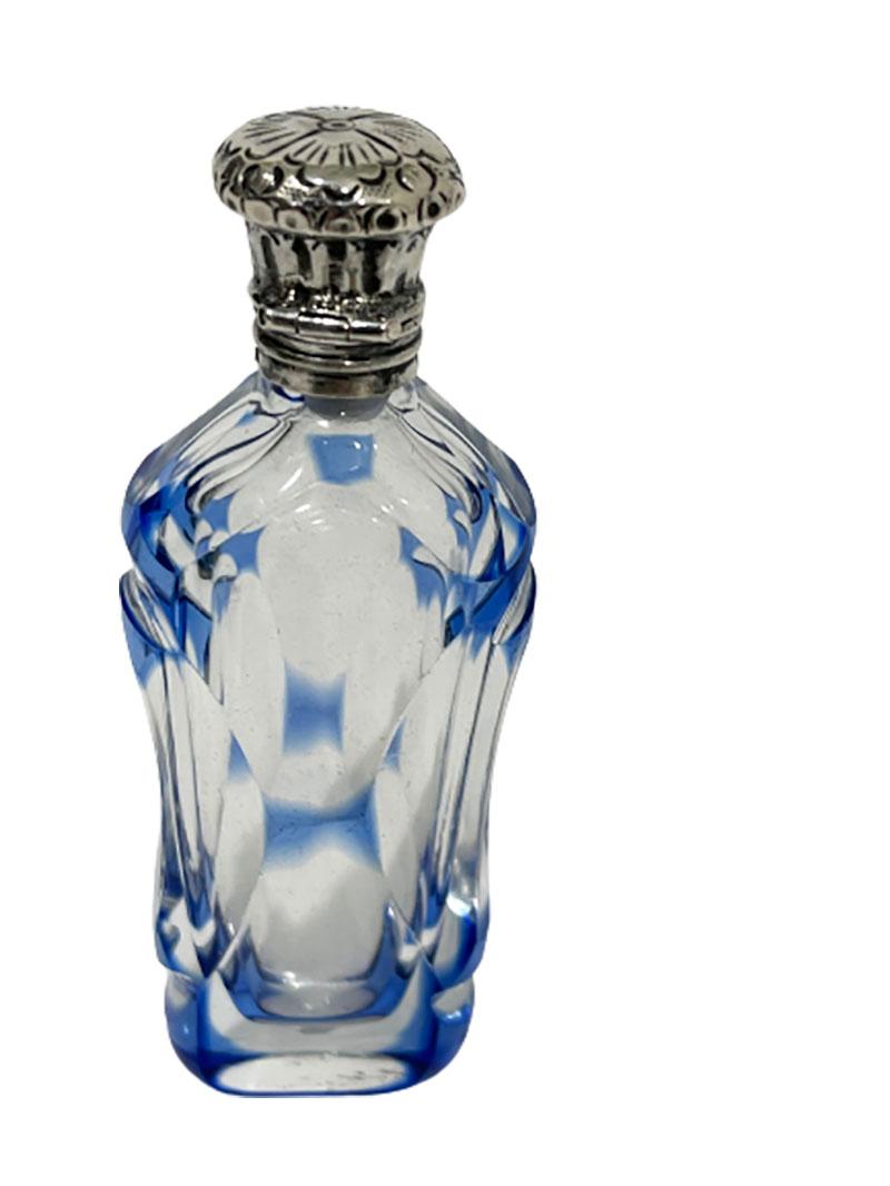 Français Petit flacon de parfum français du 19ème siècle en cristal transparent et incrusté de bleu avec bouchon en argent en vente