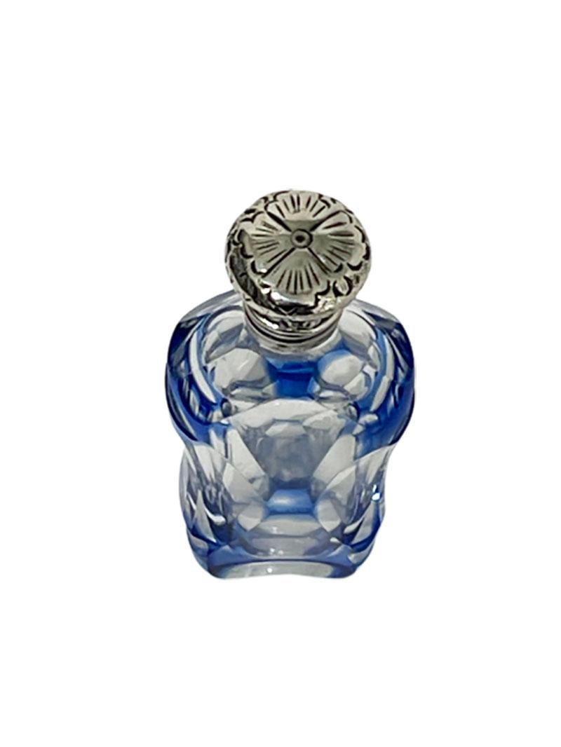 Petit flacon de parfum français du 19ème siècle en cristal transparent et incrusté de bleu avec bouchon en argent Bon état - En vente à Delft, NL