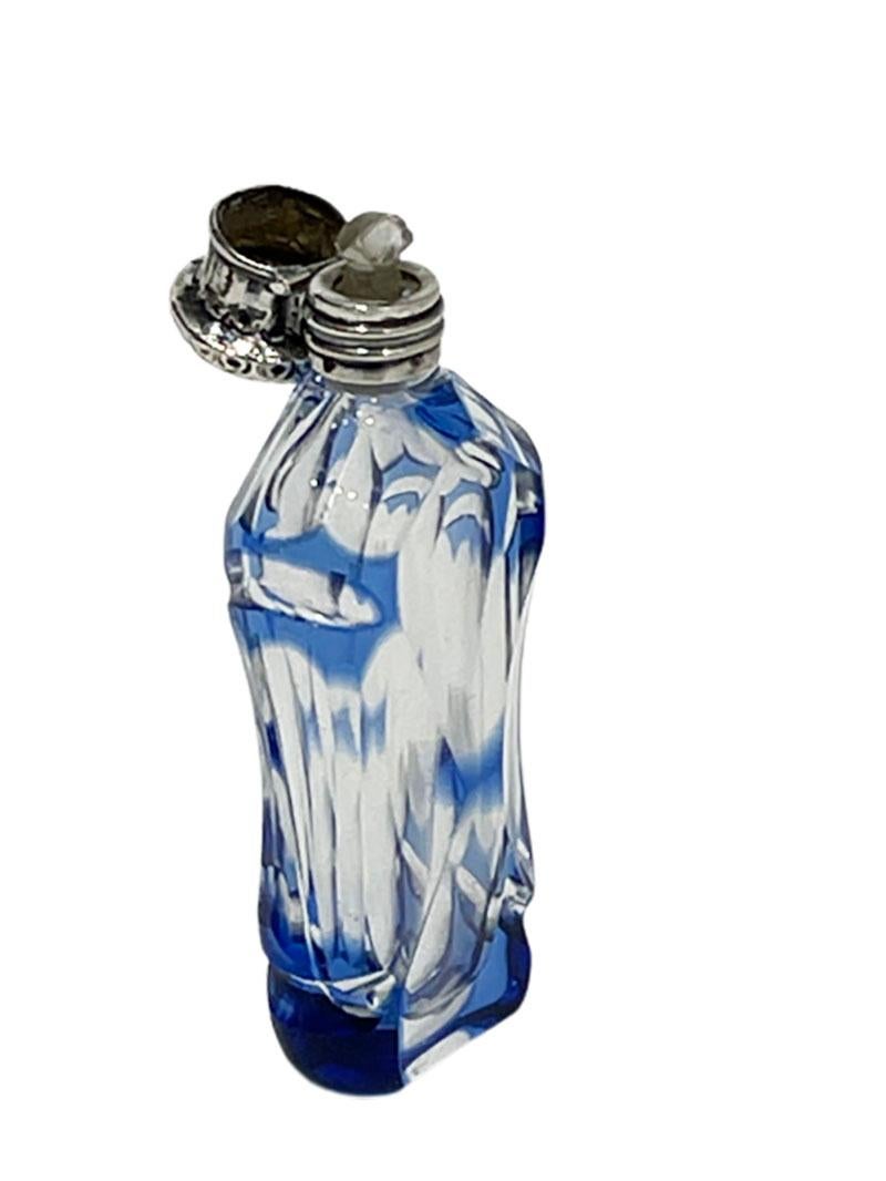 XIXe siècle Petit flacon de parfum français du 19ème siècle en cristal transparent et incrusté de bleu avec bouchon en argent en vente