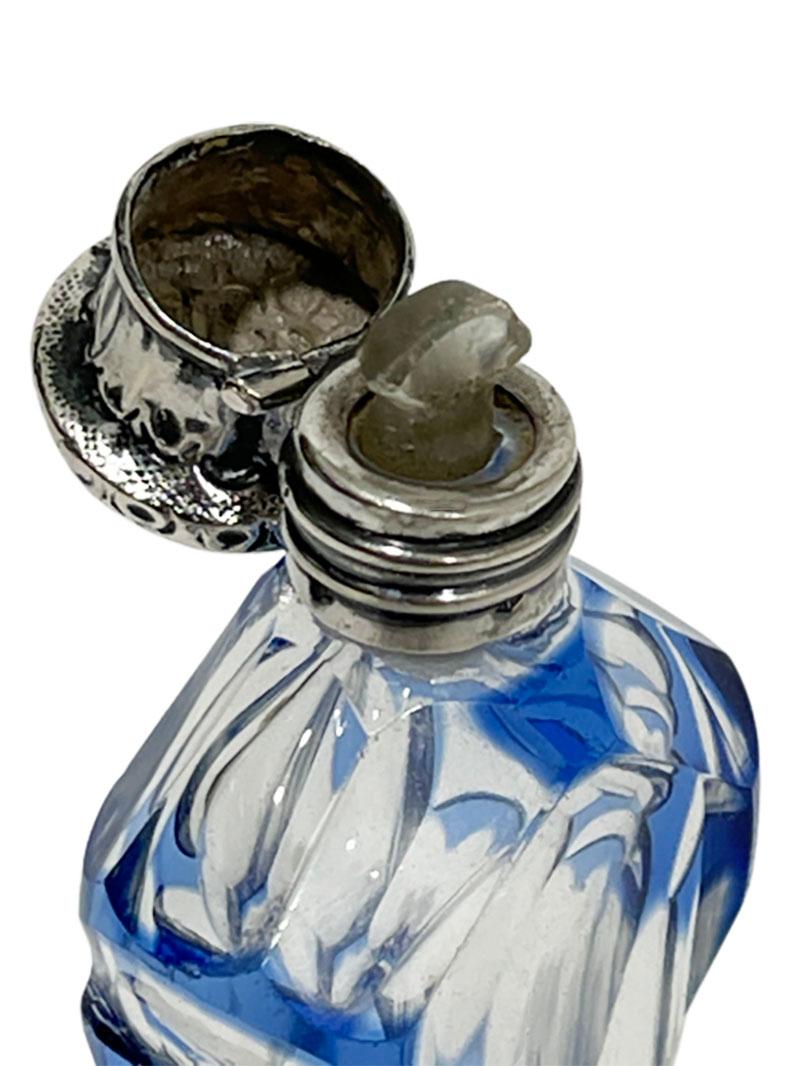 19th C French Small Crystal Clear and Blue Overlay Scent Bottle with Silver Cap In Good Condition For Sale In Delft, NL
