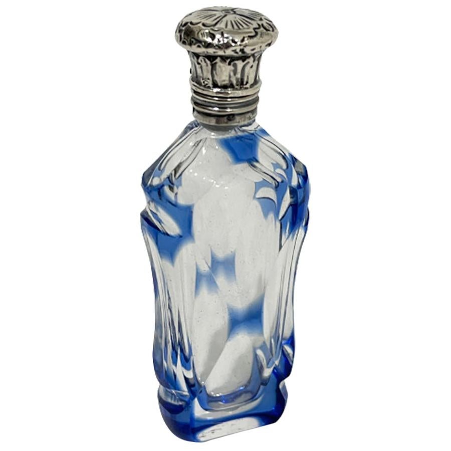 Petit flacon de parfum français du 19ème siècle en cristal transparent et incrusté de bleu avec bouchon en argent