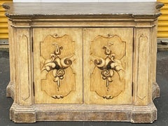 Siglo XIX Armario / Credenza Hendrix Allardyce de estilo francés pintado y policromado