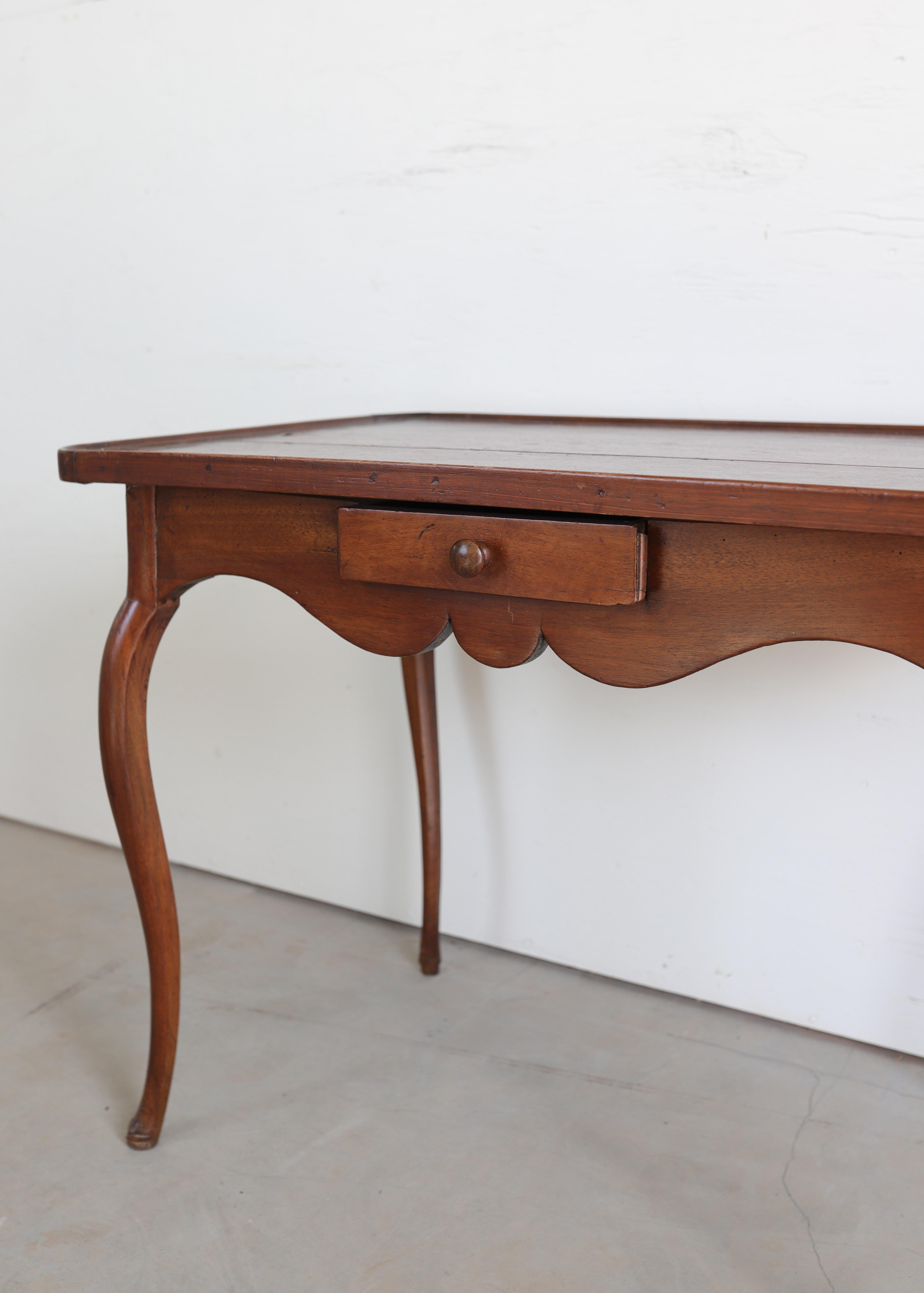 Provincial français A.C.I.C. Table française avec incrustation de diamants en vente