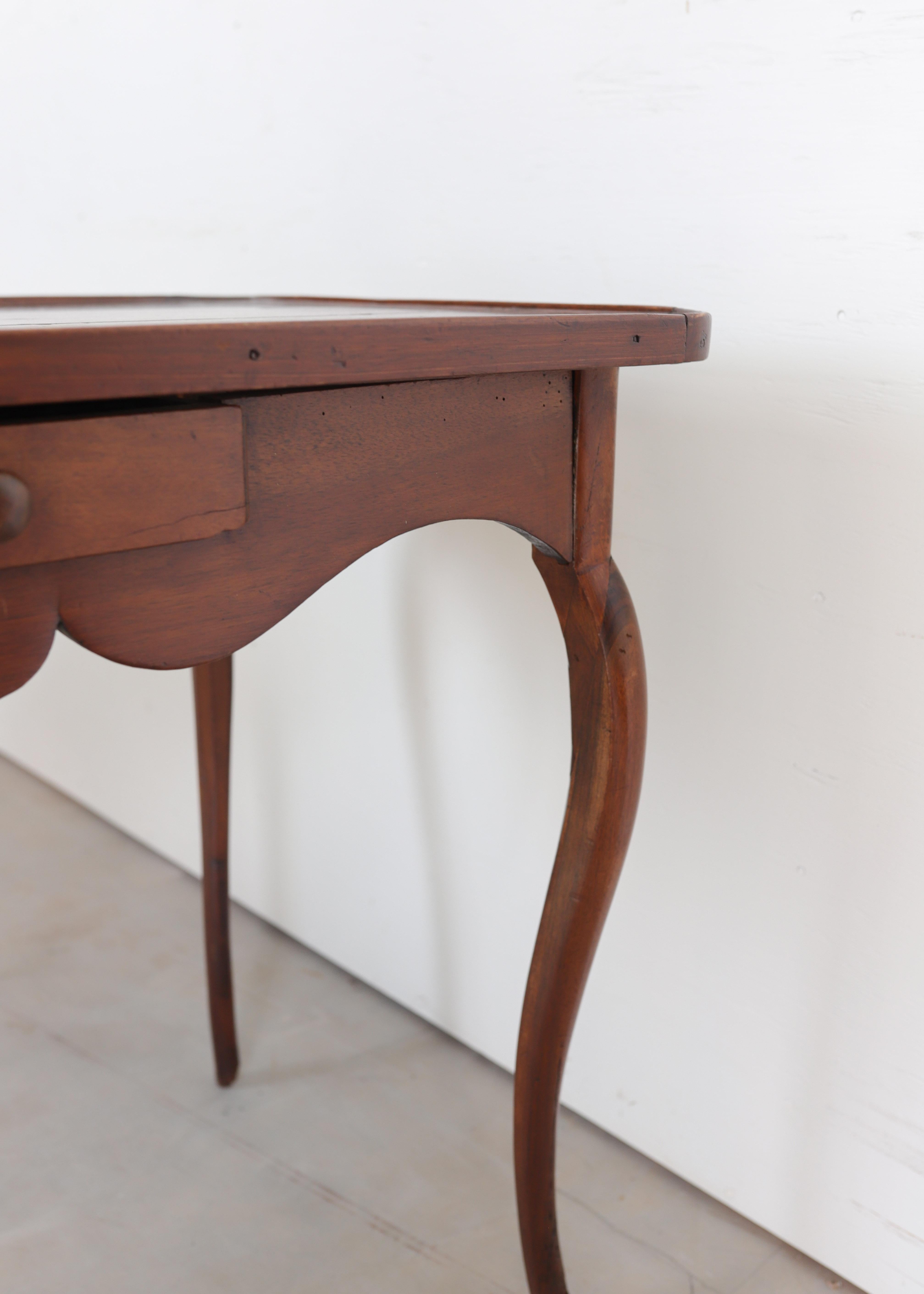 Noyer A.C.I.C. Table française avec incrustation de diamants en vente