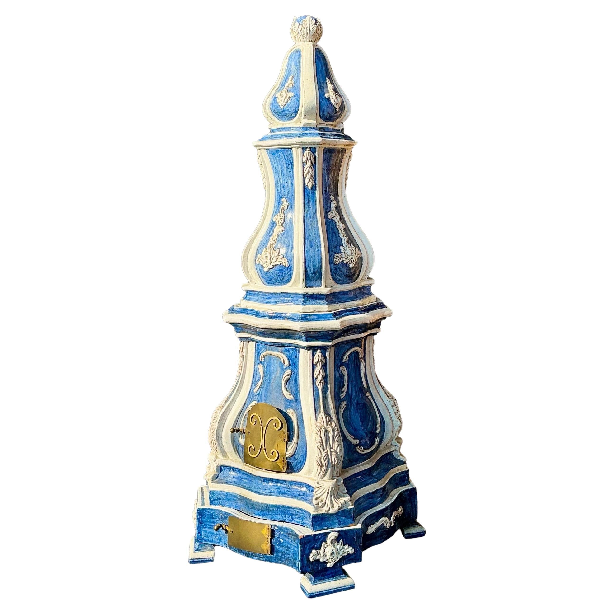 XIX sec. Stufa / Obelisco in terracotta francese maiolicata bianca e blu