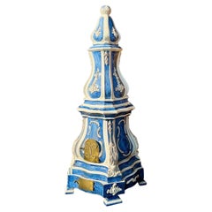 XIX sec. Stufa / Obelisco in terracotta francese maiolicata bianca e blu