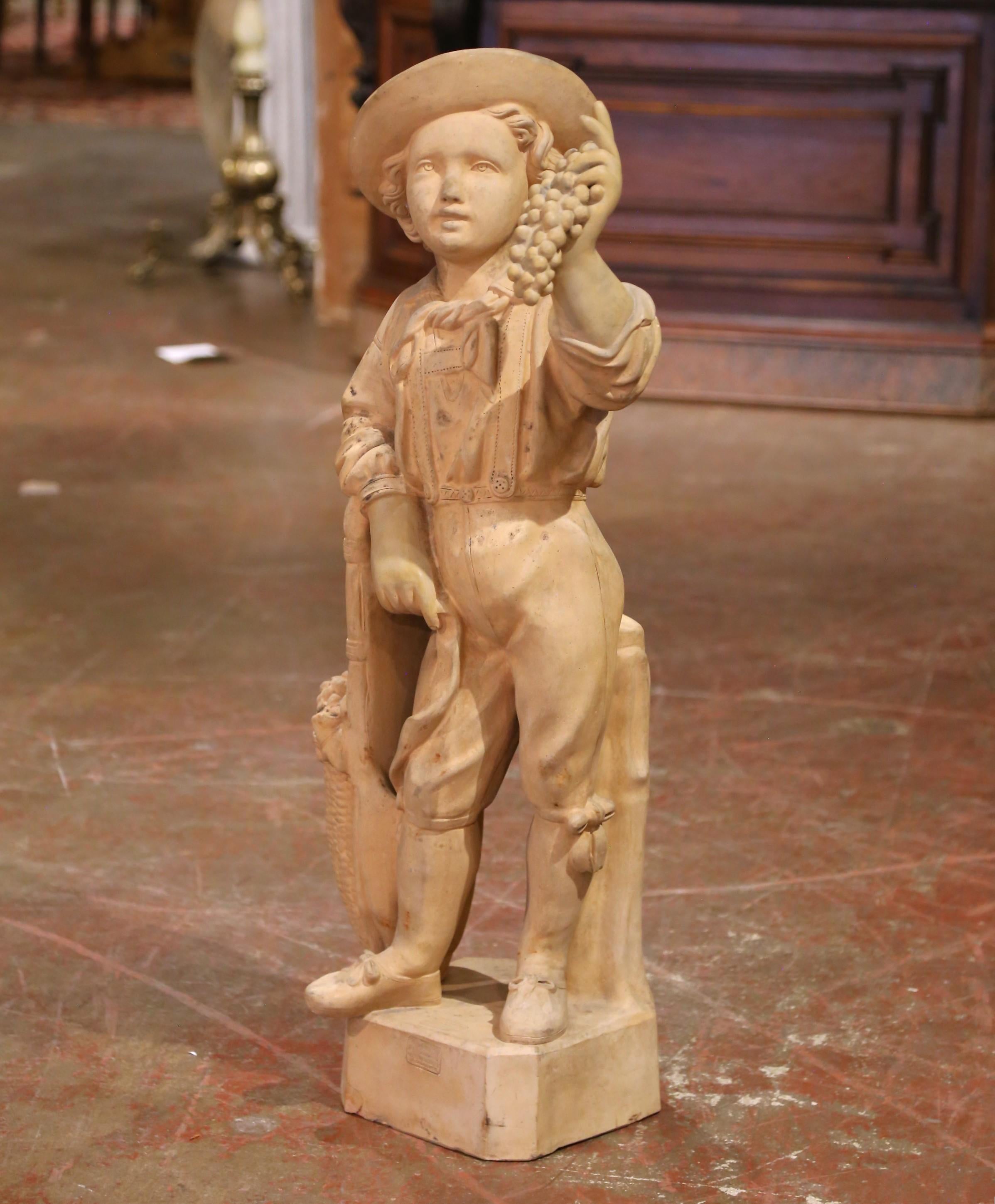 Cette lourde sculpture ancienne en terre cuite, intitulée 