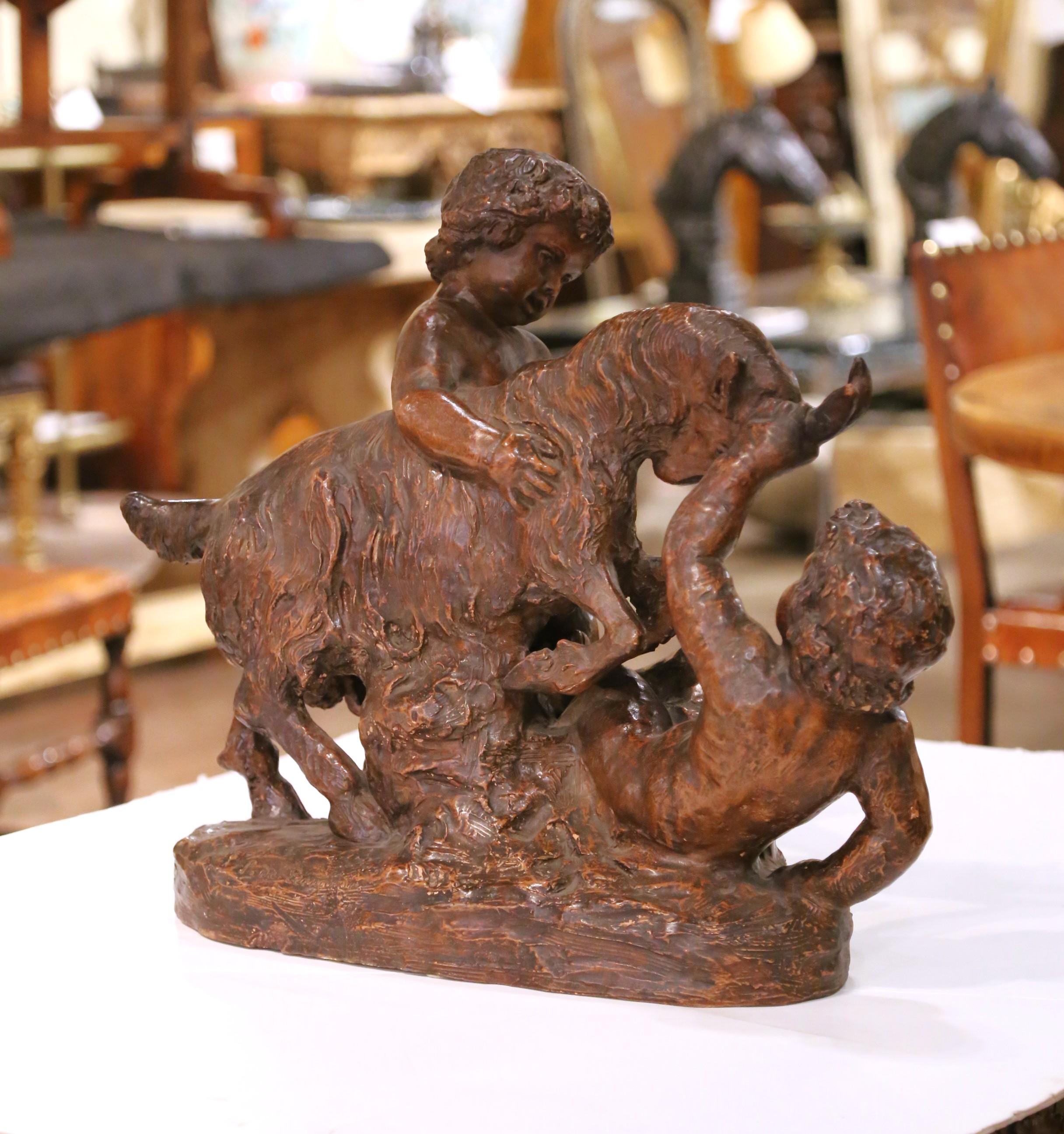 Scultura in terracotta francese del XIX secolo con cherubini e capra firmata A.P.C. in vendita 4