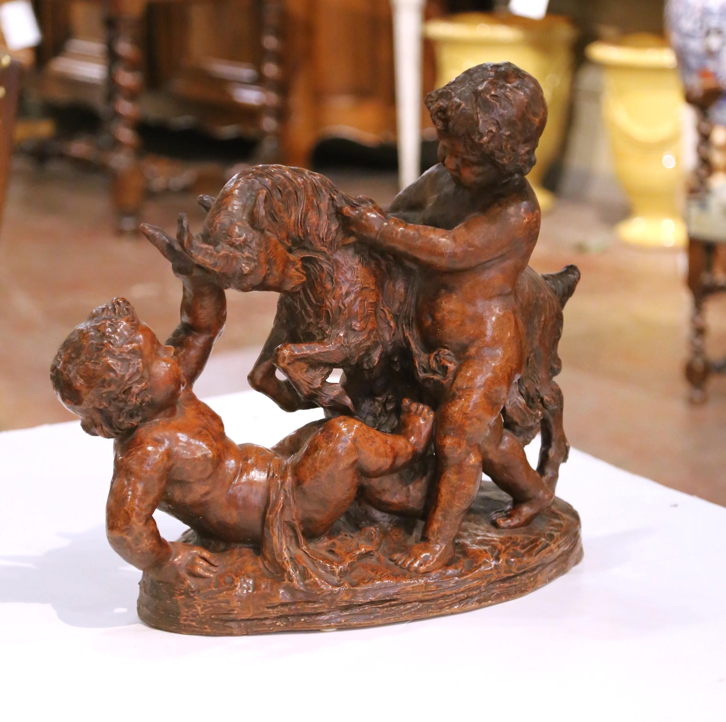 Barocco Scultura in terracotta francese del XIX secolo con cherubini e capra firmata A.P.C. in vendita