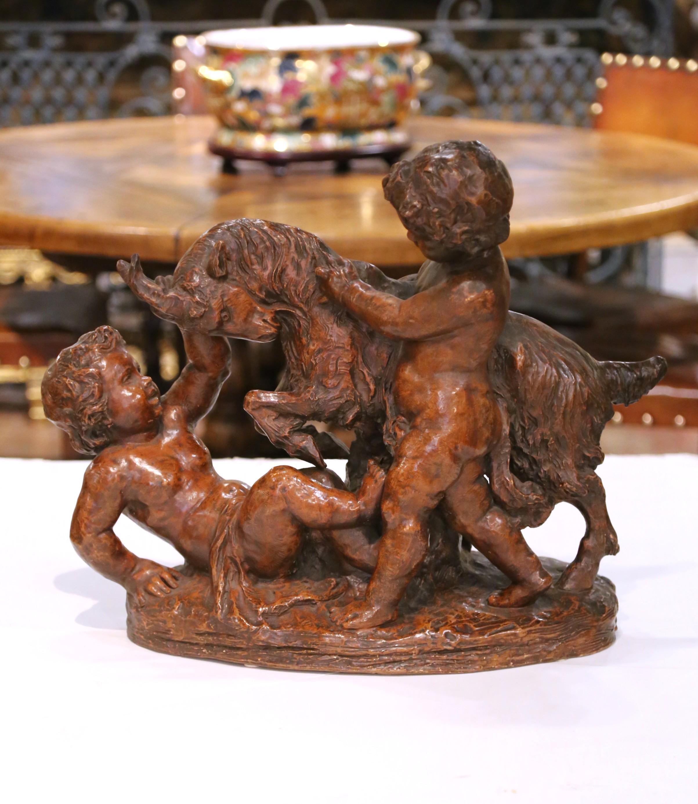 Scultura in terracotta francese del XIX secolo con cherubini e capra firmata A.P.C. In condizioni ottime in vendita a Dallas, TX