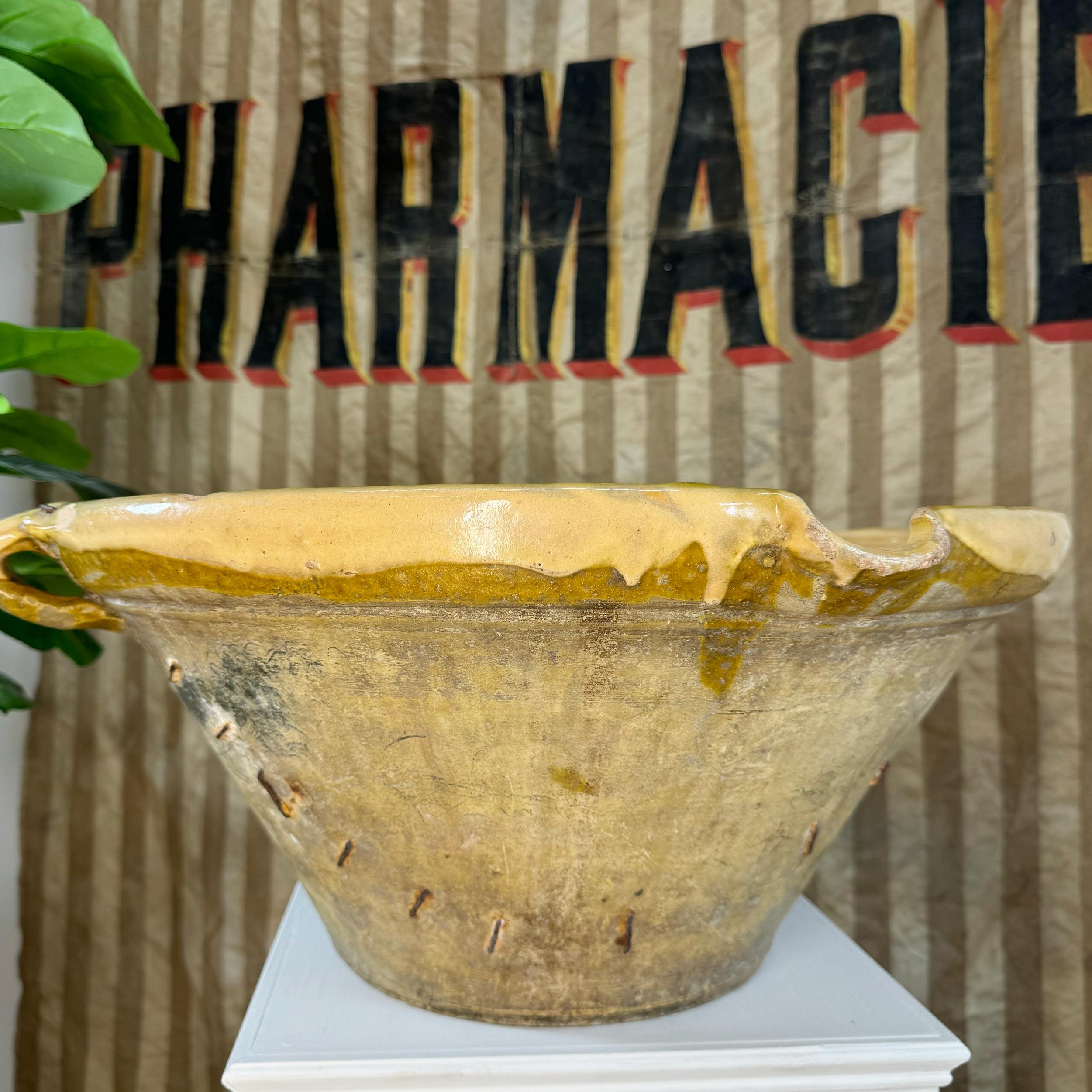 19th C French Terracotta Tian Gresalle Bowl with Staple Repairs en venta 3