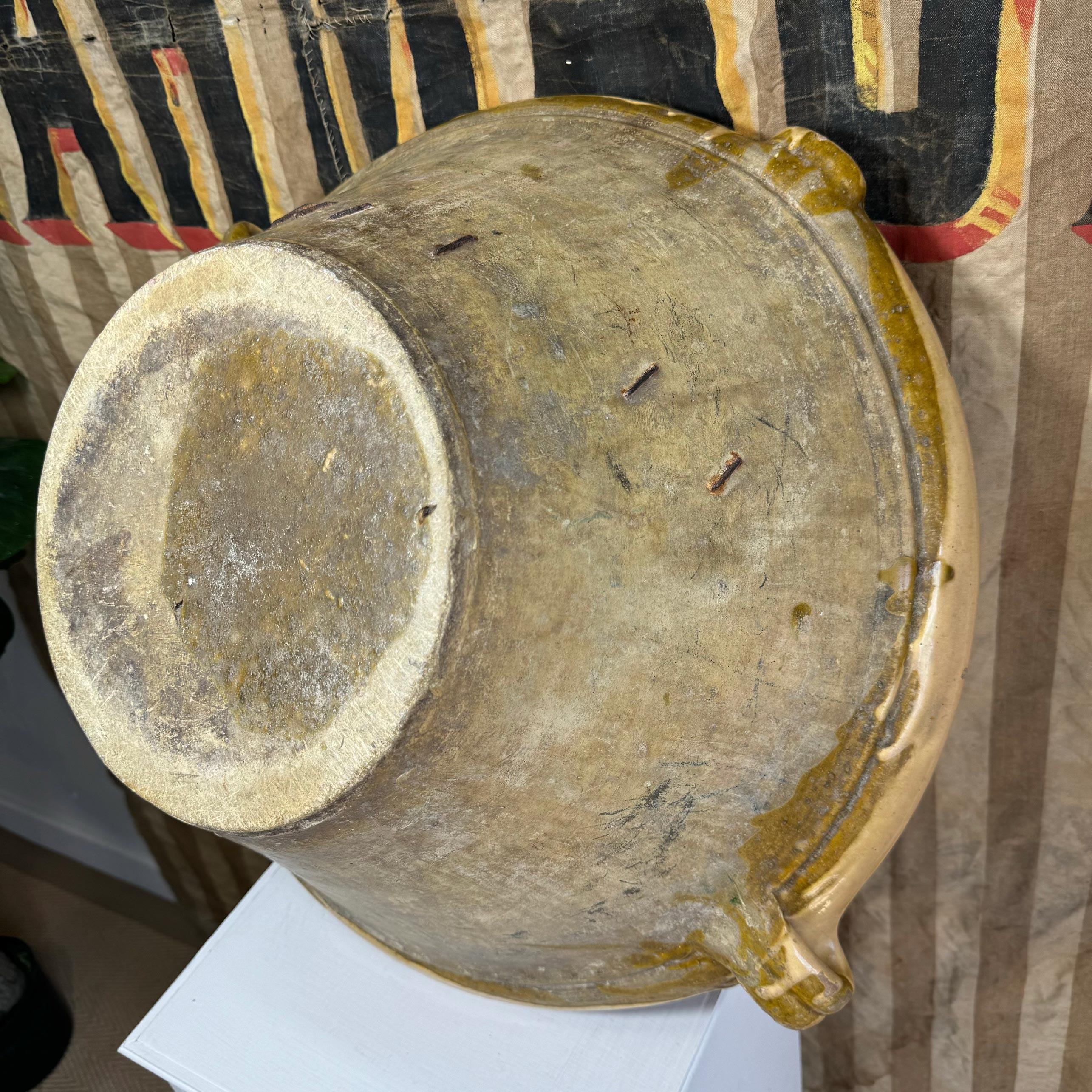 19th C French Terracotta Tian Gresalle Bowl with Staple Repairs en venta 4