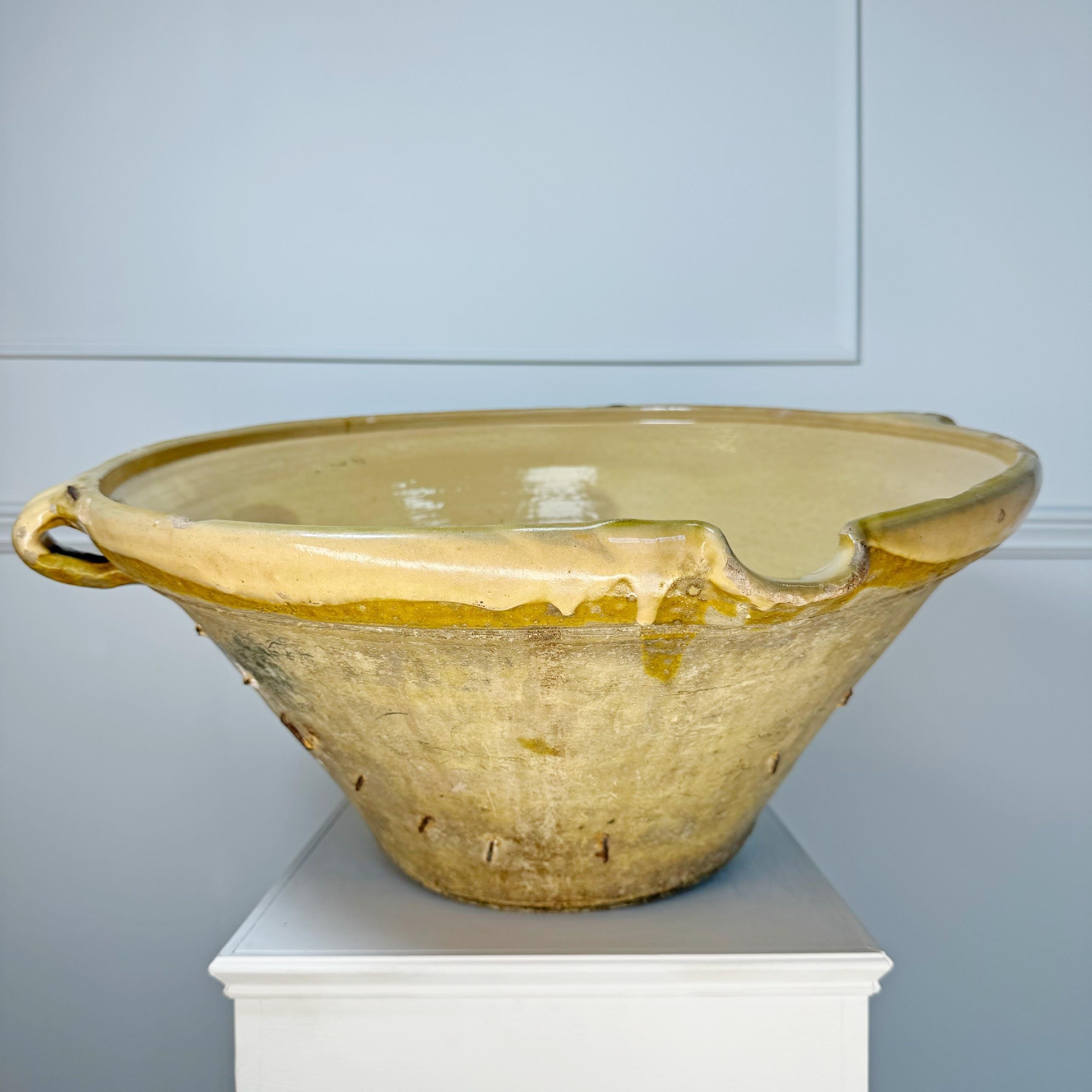 19th C French Terracotta Tian Gresalle Bowl with Staple Repairs en venta 5