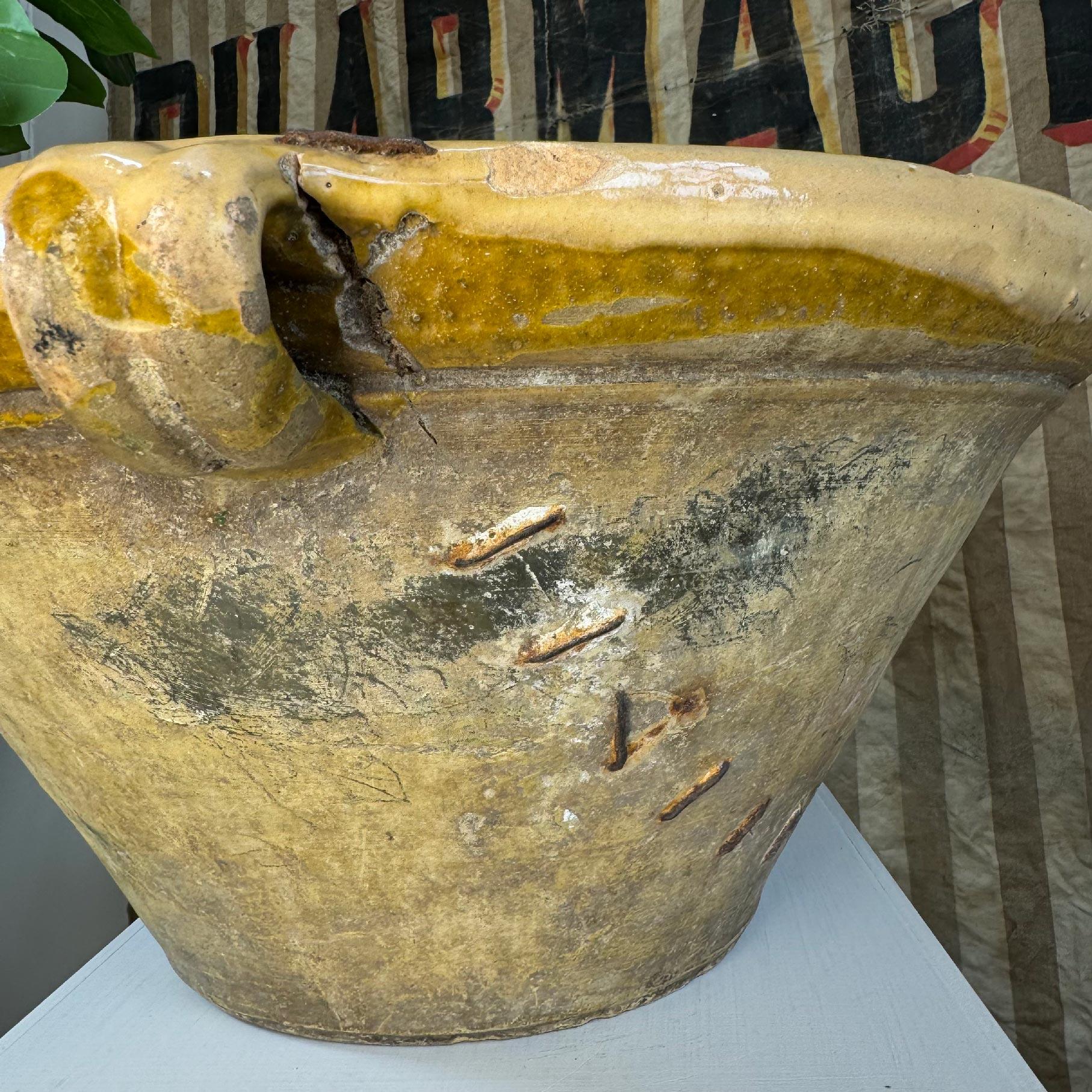 19th C French Terracotta Tian Gresalle Bowl with Staple Repairs en Bueno estado para la venta en Hastings, GB