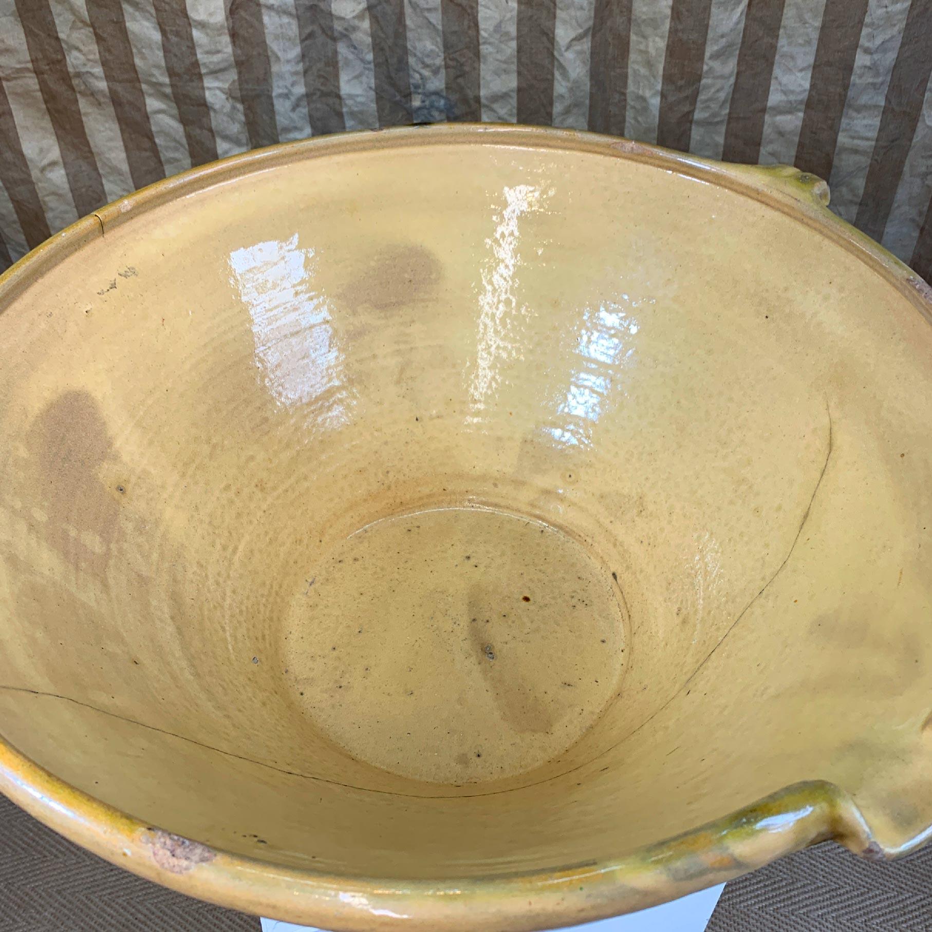 19th C French Terracotta Tian Gresalle Bowl with Staple Repairs siglo XIX en venta